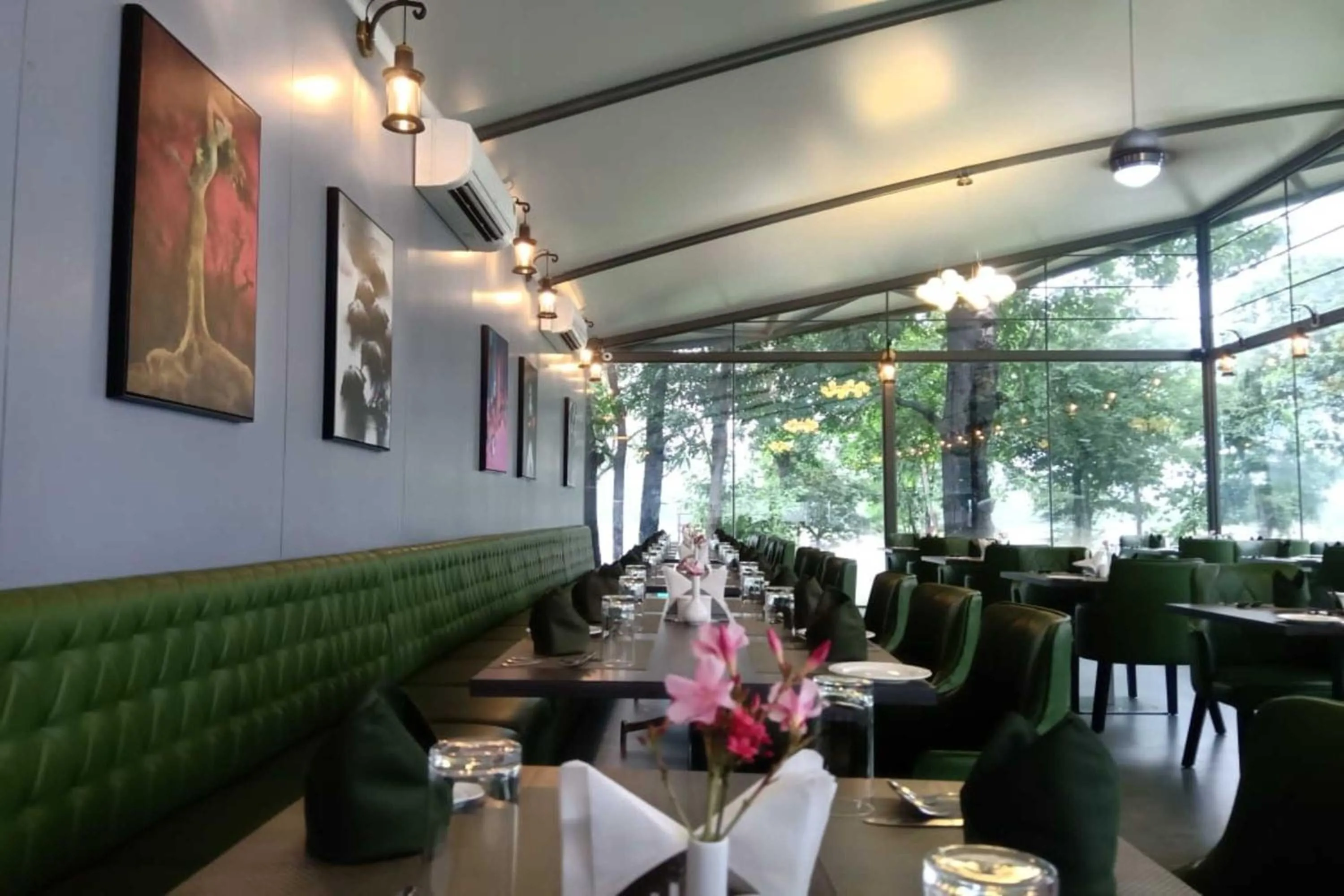 Restaurant/places to eat in White Feather Resort Kauncha