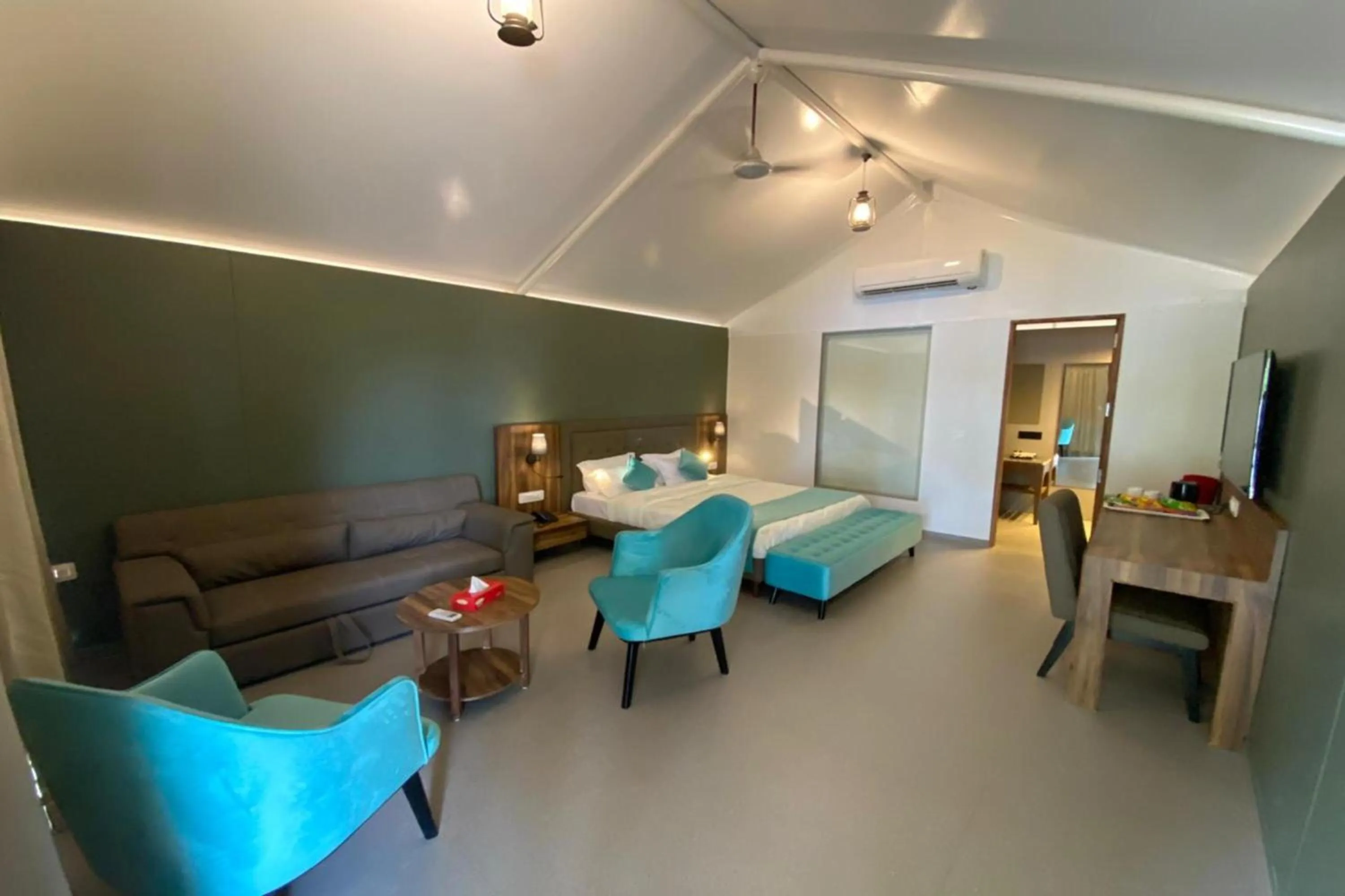 Photo of the whole room, Bed in White Feather Resort Kauncha