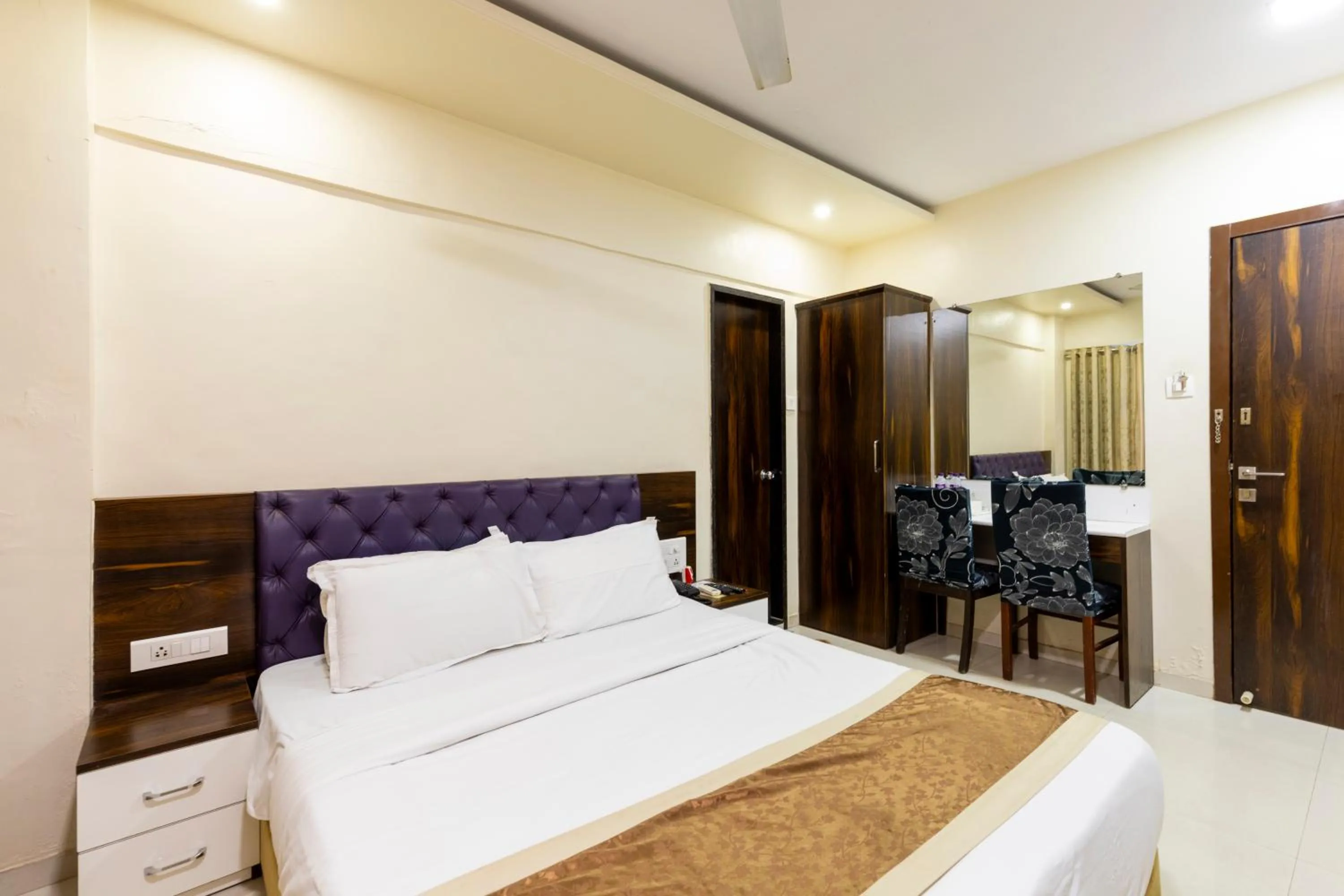Bed in Hotel Embassy Park - BKC Mumbai