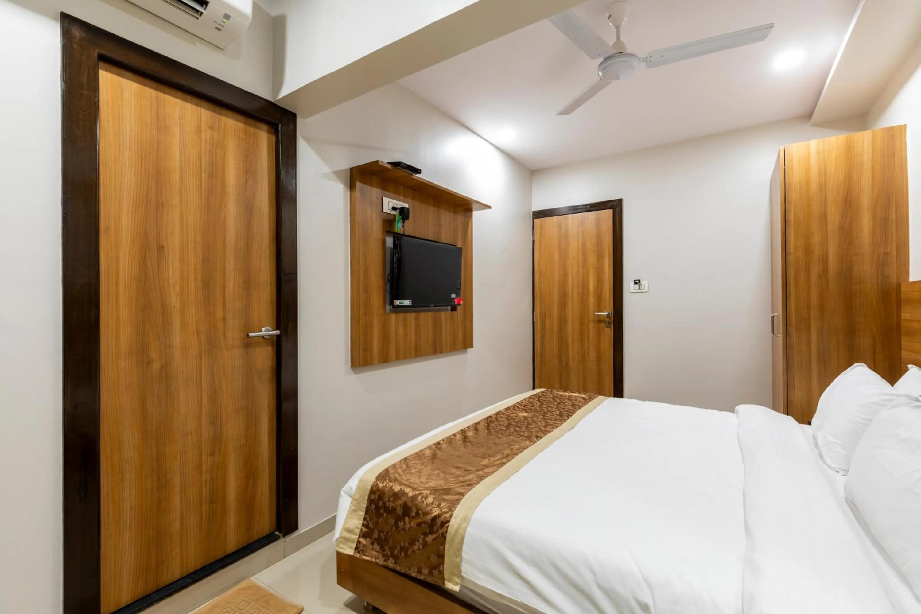 Bed in Hotel Embassy Park - BKC Mumbai