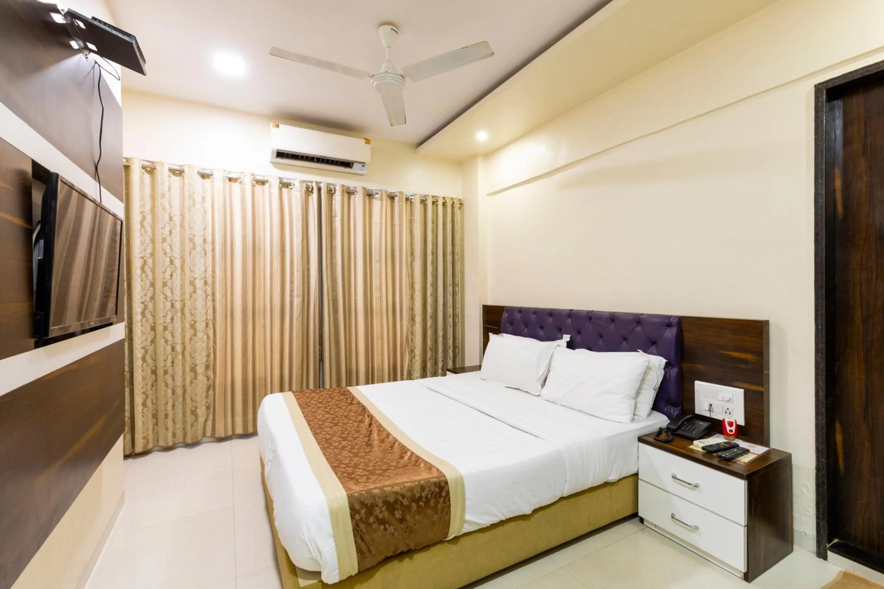 Bed in Hotel Embassy Park - BKC Mumbai