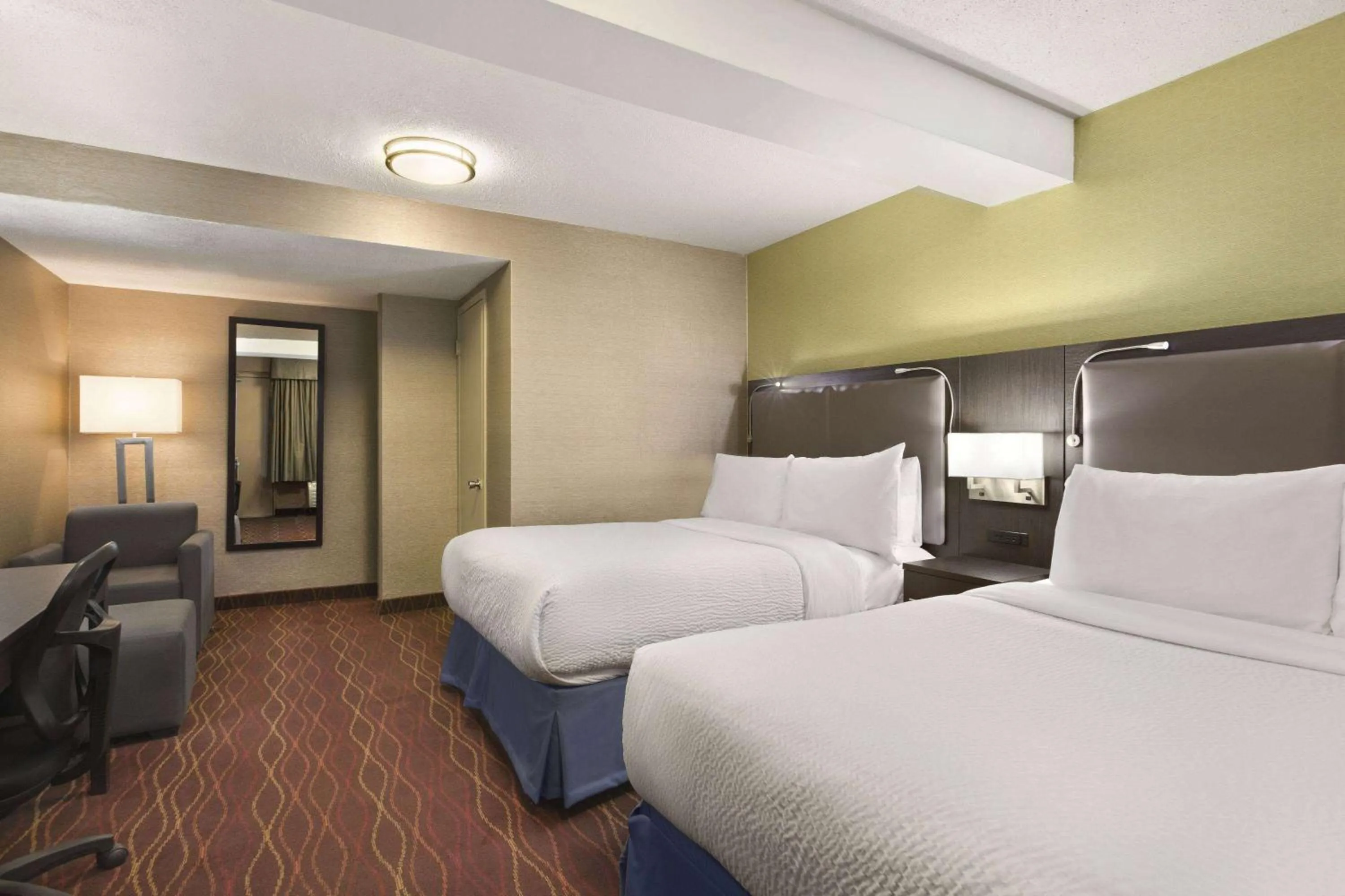 Photo of the whole room, Bed in Days Inn by Wyndham Ottawa