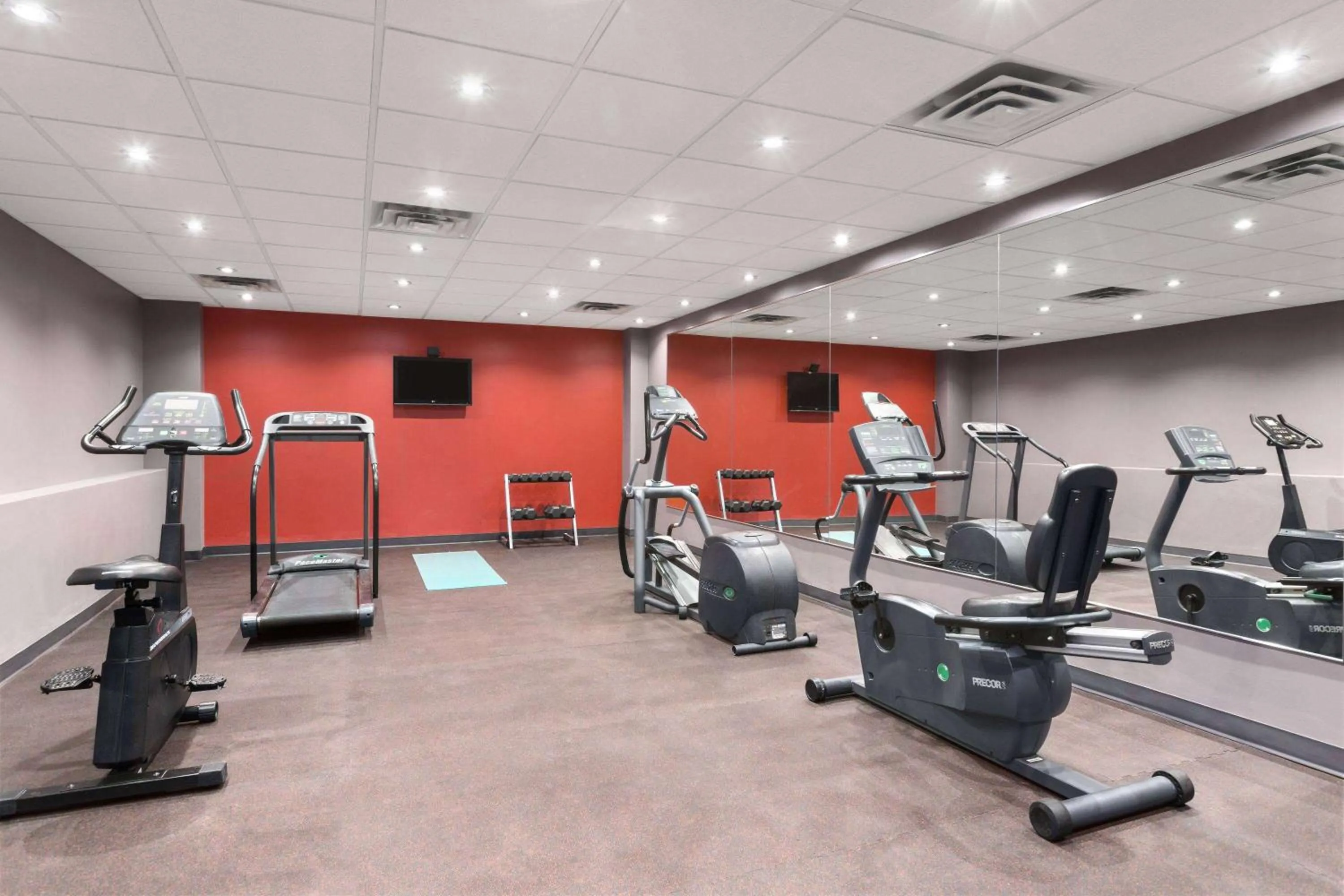 Fitness centre/facilities in Days Inn by Wyndham Ottawa