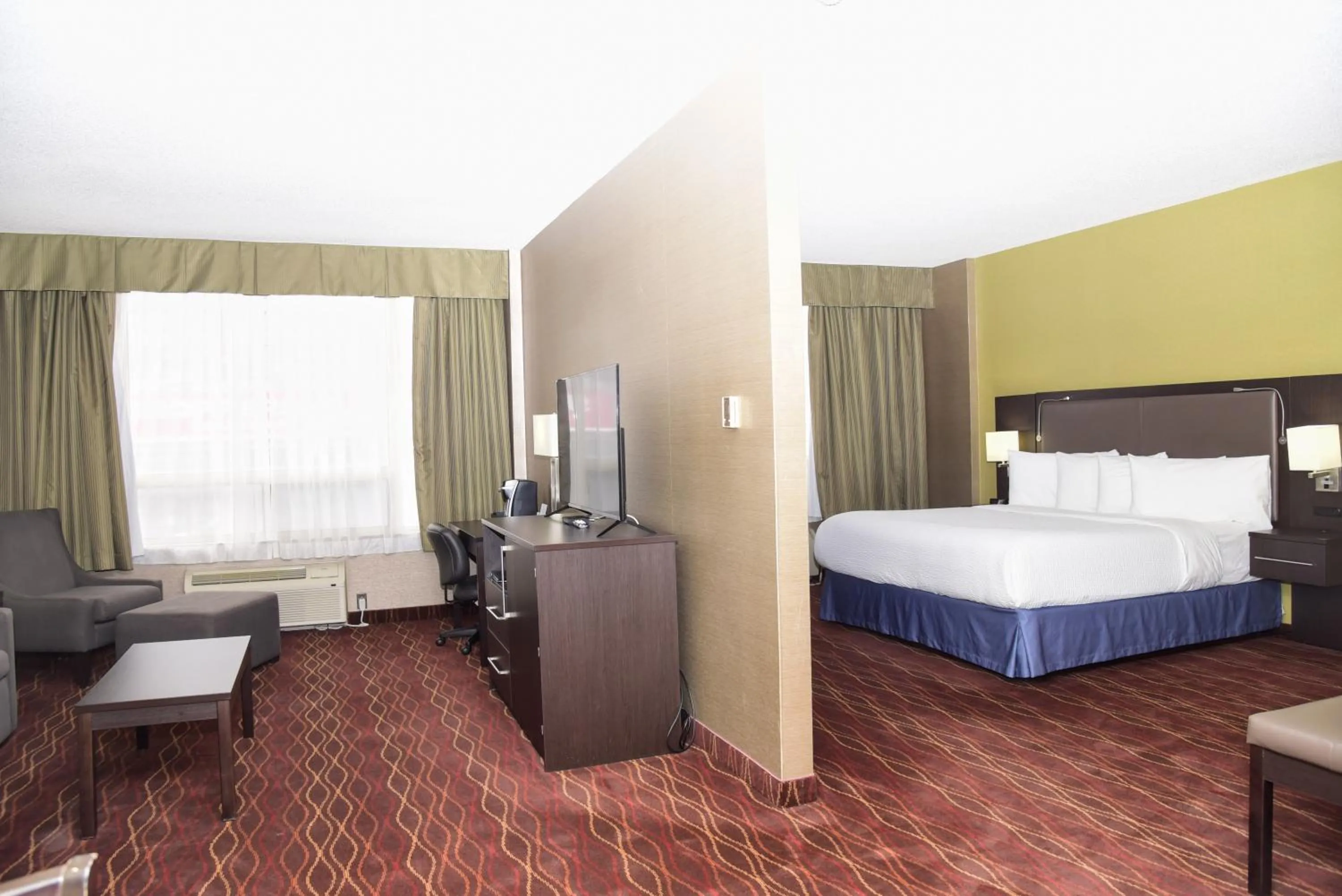 Photo of the whole room, Bed in Days Inn by Wyndham Ottawa