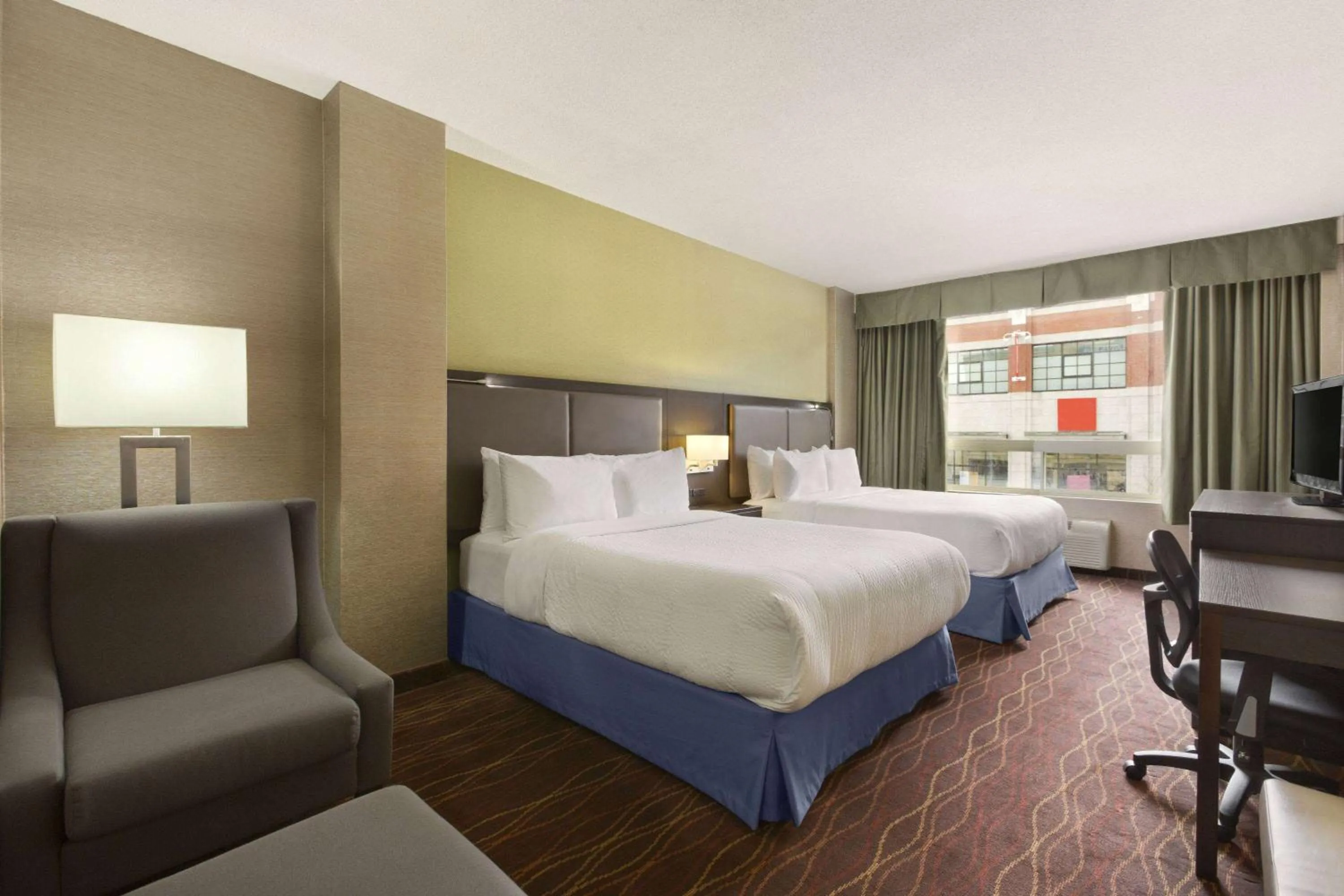 Photo of the whole room, Bed in Days Inn by Wyndham Ottawa