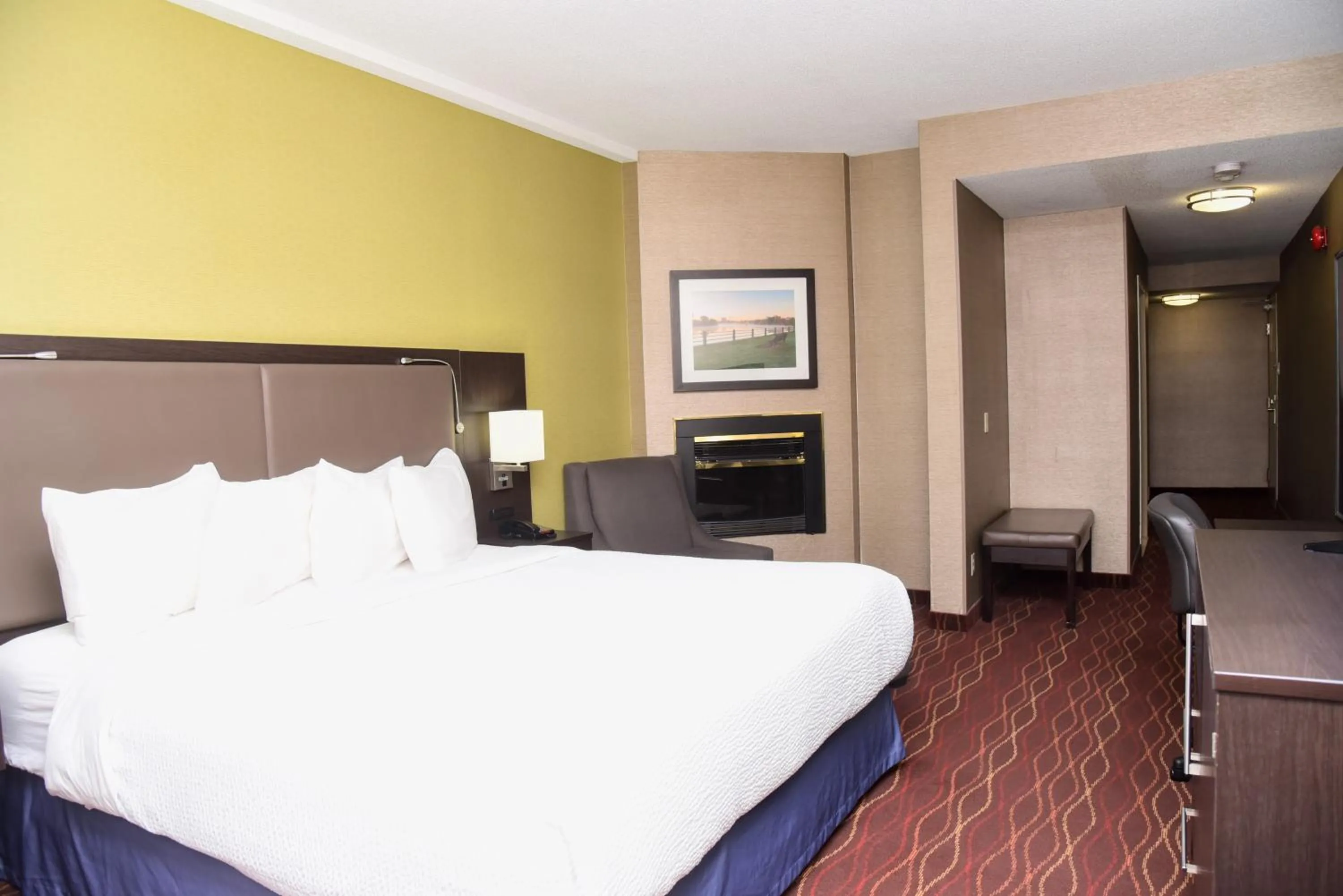 Bedroom, Bed in Days Inn by Wyndham Ottawa