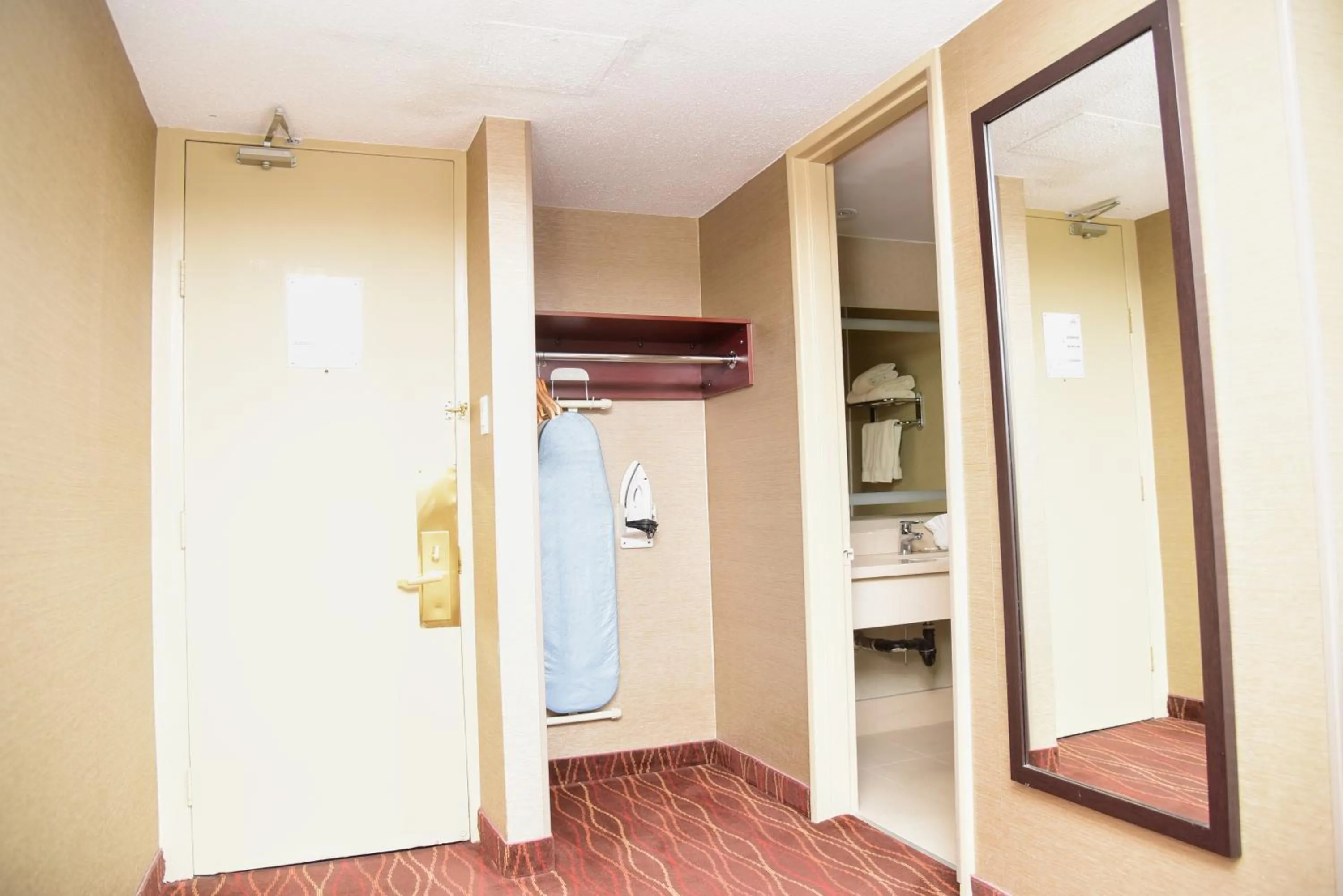 Facade/entrance in Days Inn by Wyndham Ottawa