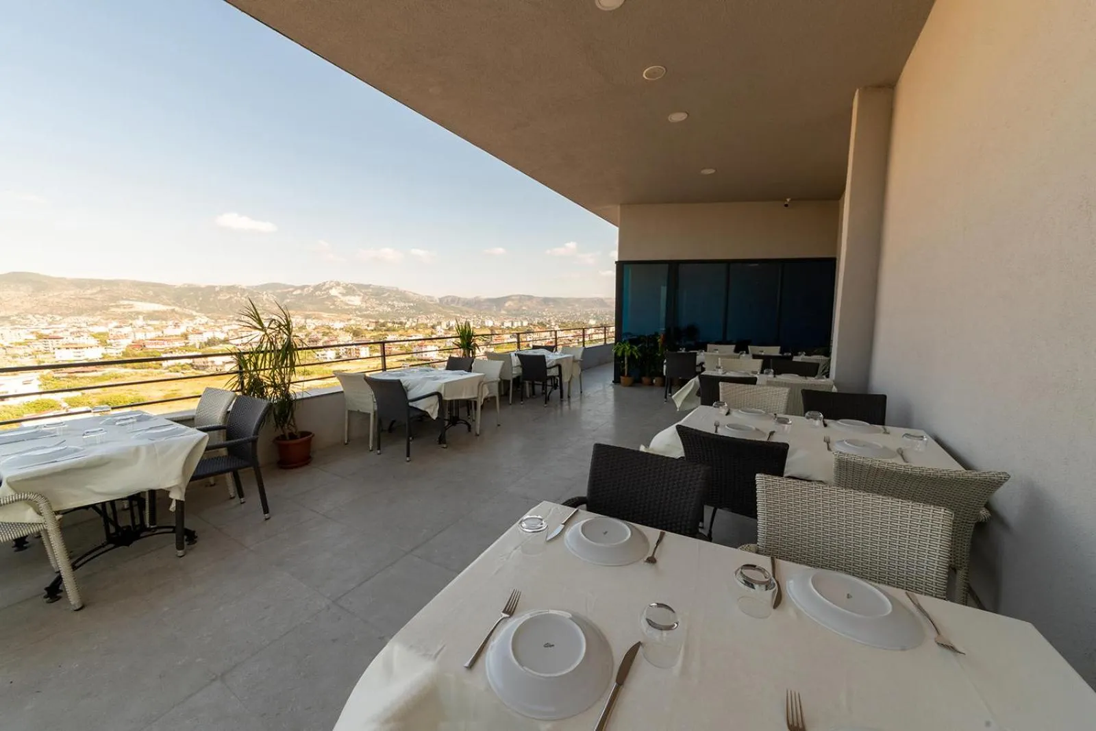 Restaurant/places to eat in ARTES HOTEL