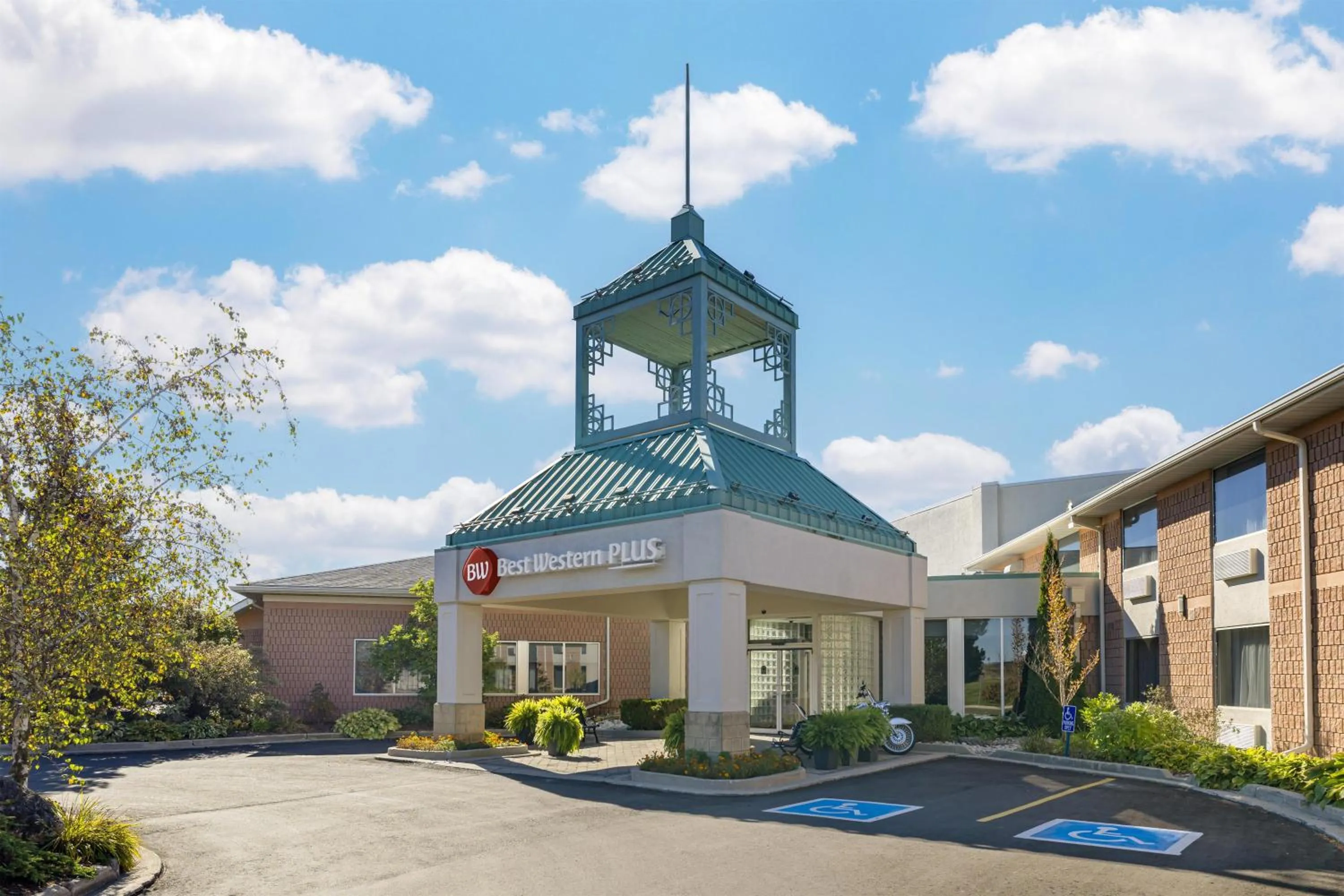 Property building in Best Western Plus Stoneridge Inn & Conference Centre London Ontario