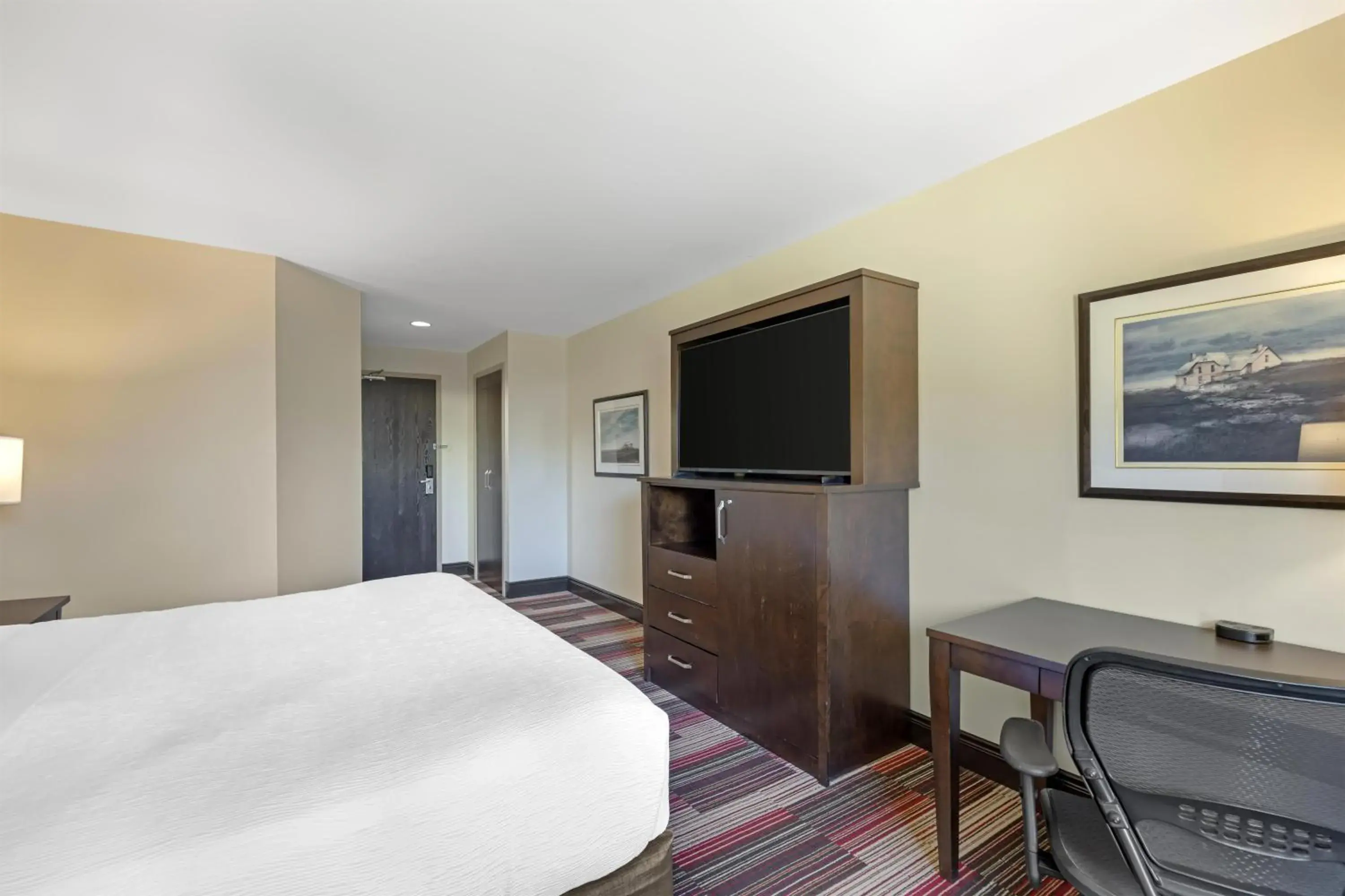 Queen Room with Bath Tub - Mobility Accessible in Best Western Plus Stoneridge Inn & Conference Centre London Ontario Queen Room with Bath Tub - Mobility Accessible in Best Western Plus Stoneridge Inn & Conference Centre London Ontario