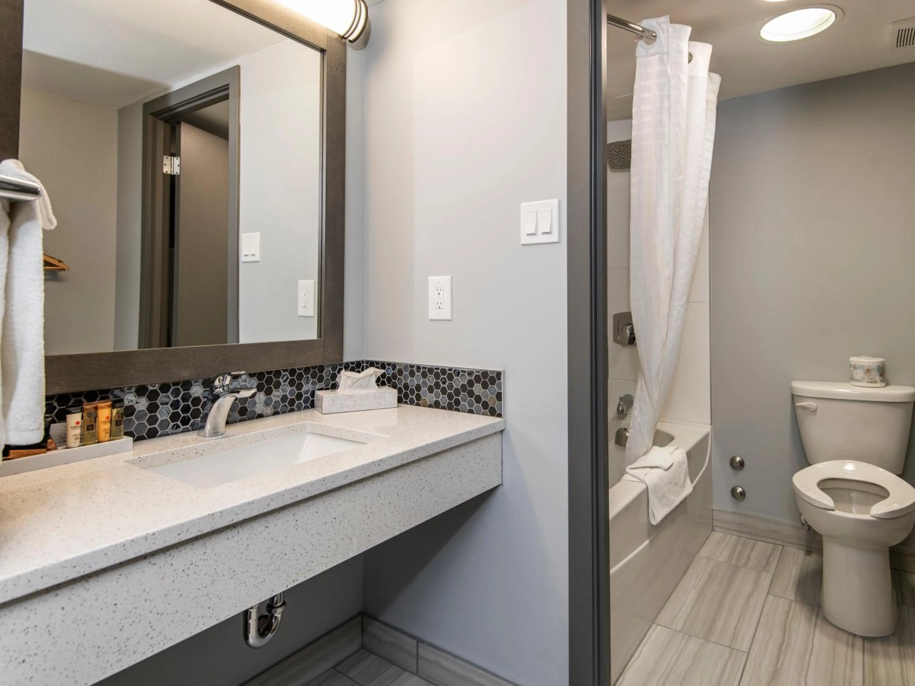 Bathroom in Paradise Inn & Conference Centre