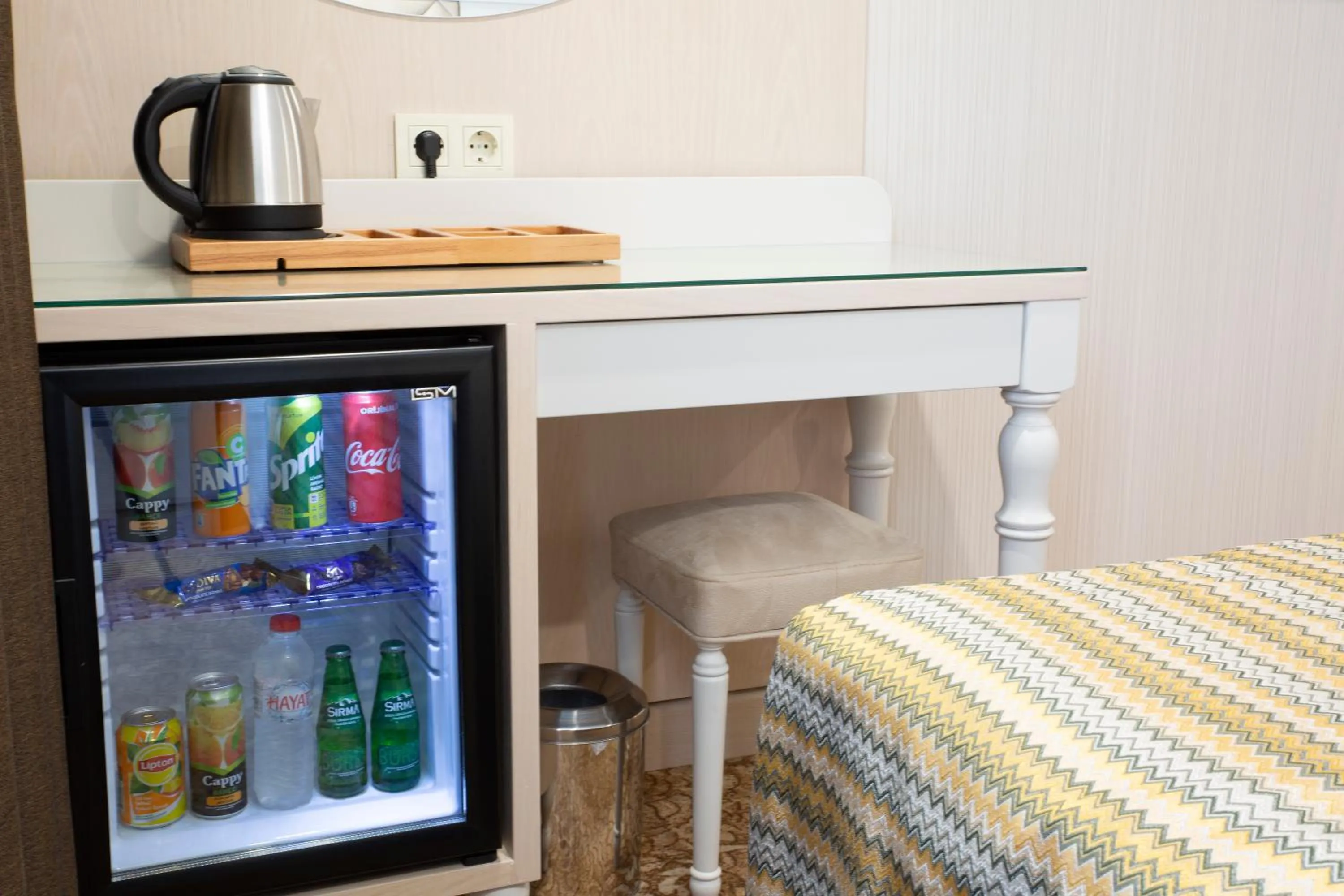 Coffee/tea facilities, Bed in Alpinn Hotel DUE