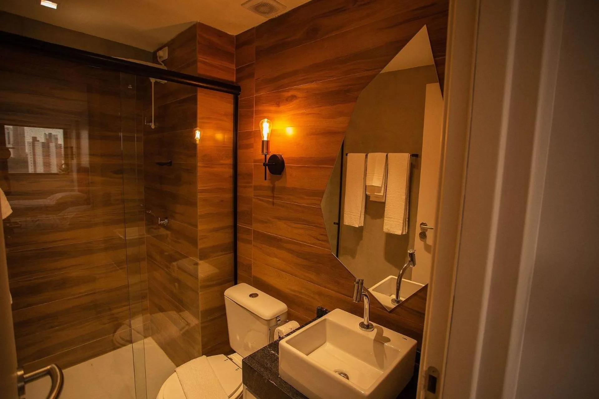 Toilet in Manaíra Apart Hotel por Carpediem