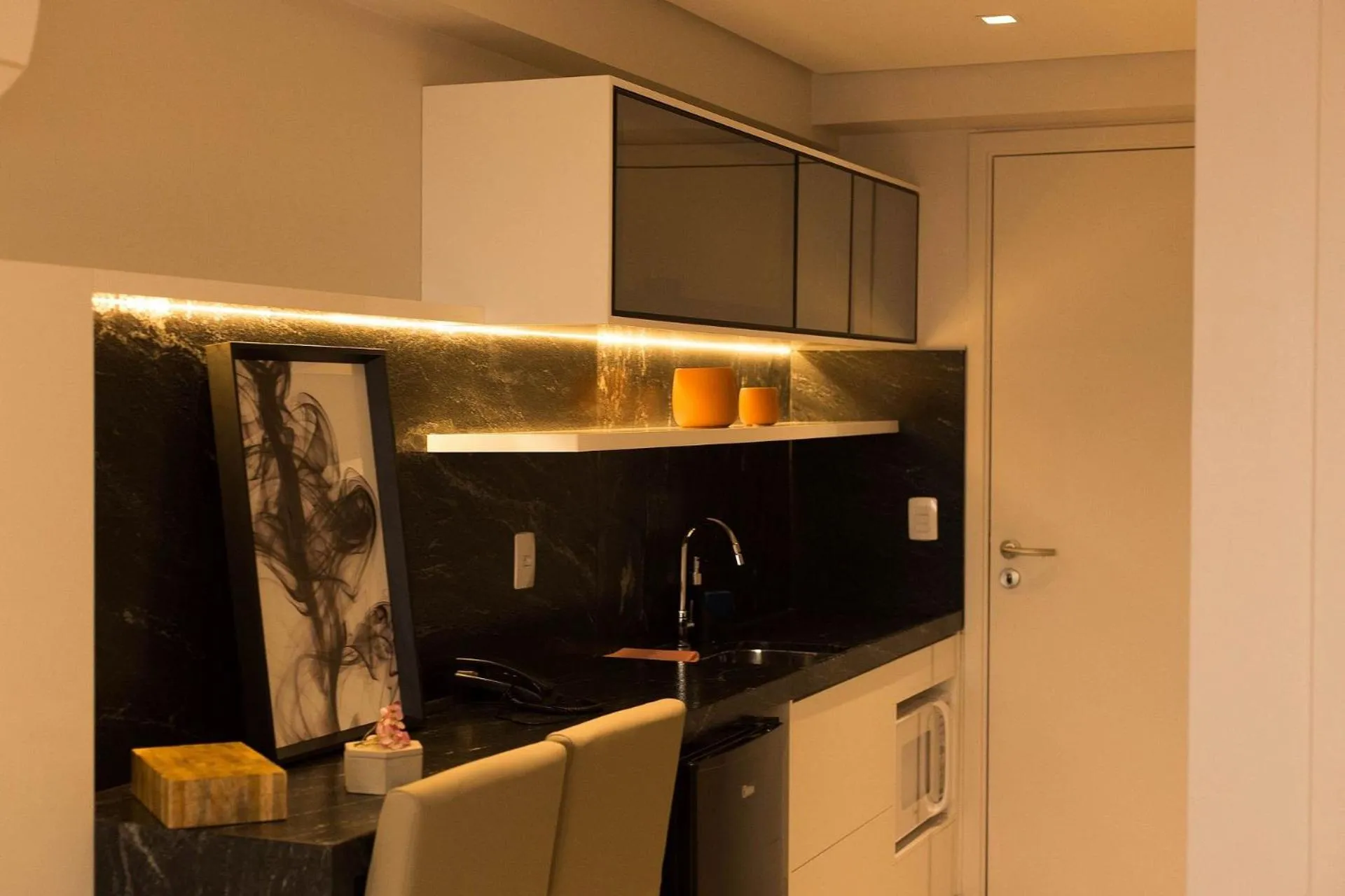 Kitchen or kitchenette in Manaíra Apart Hotel por Carpediem