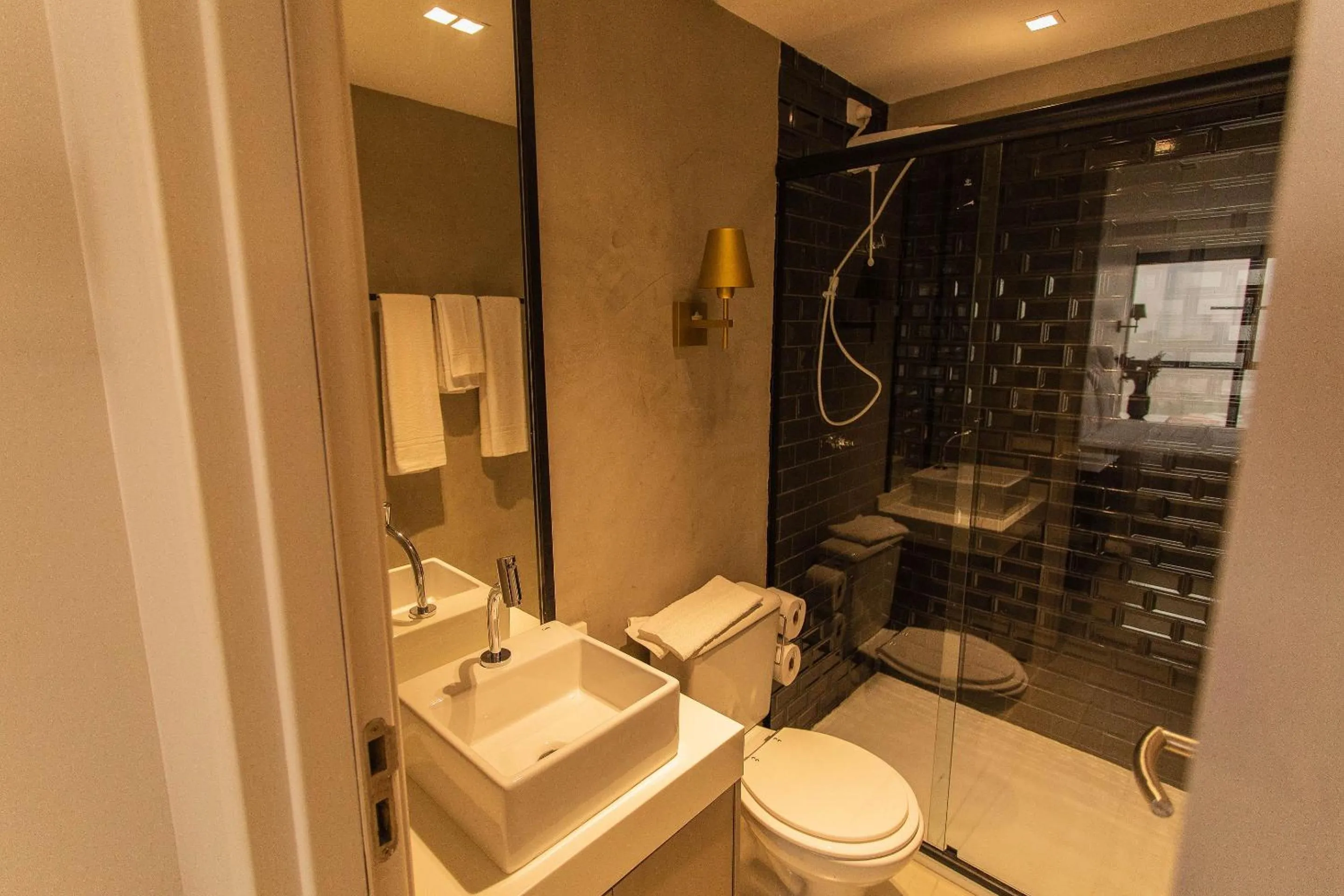 Toilet in Manaíra Apart Hotel por Carpediem