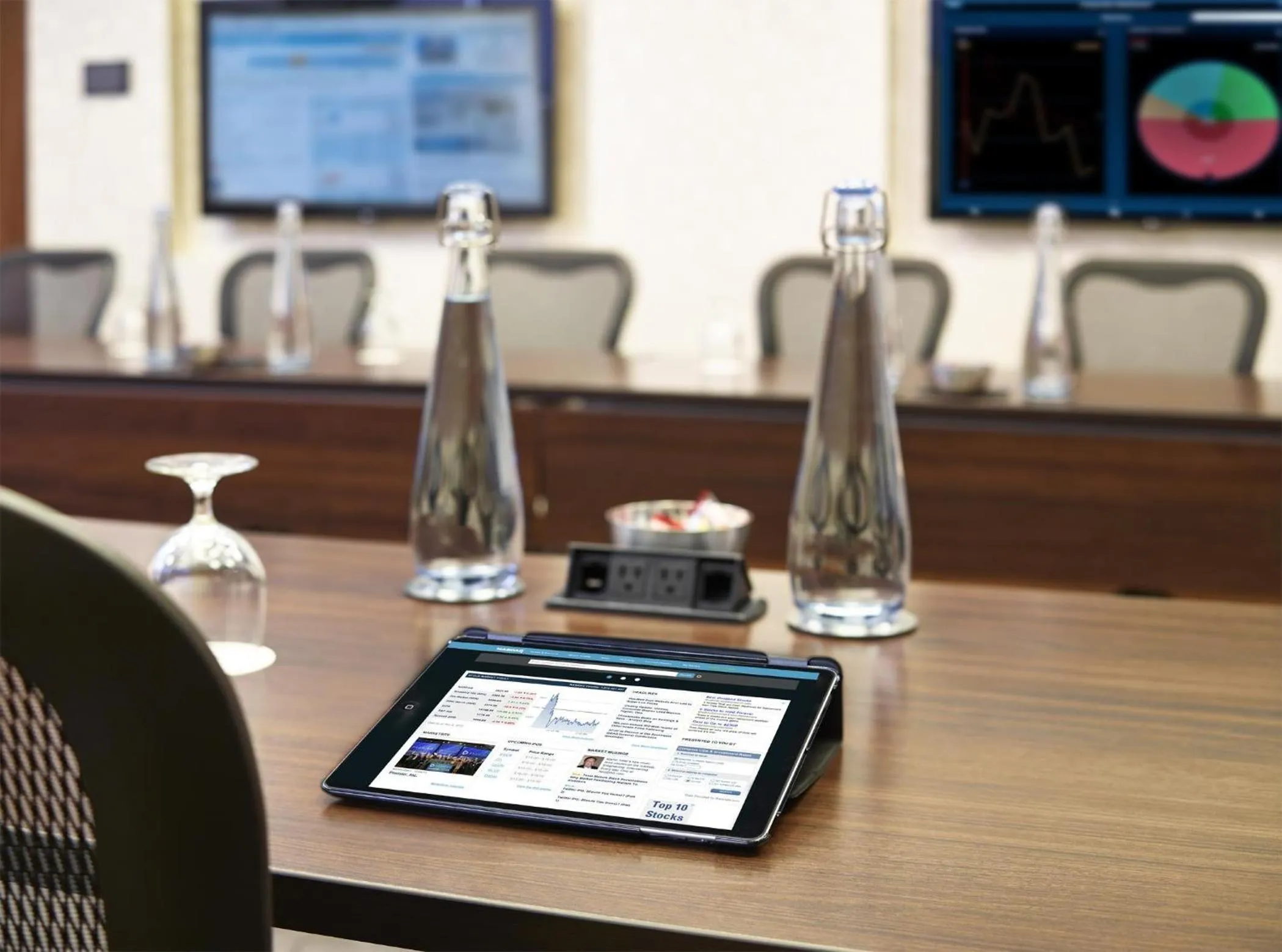 Lobby or reception in DoubleTree by Hilton Hotel & Conference Centre Regina