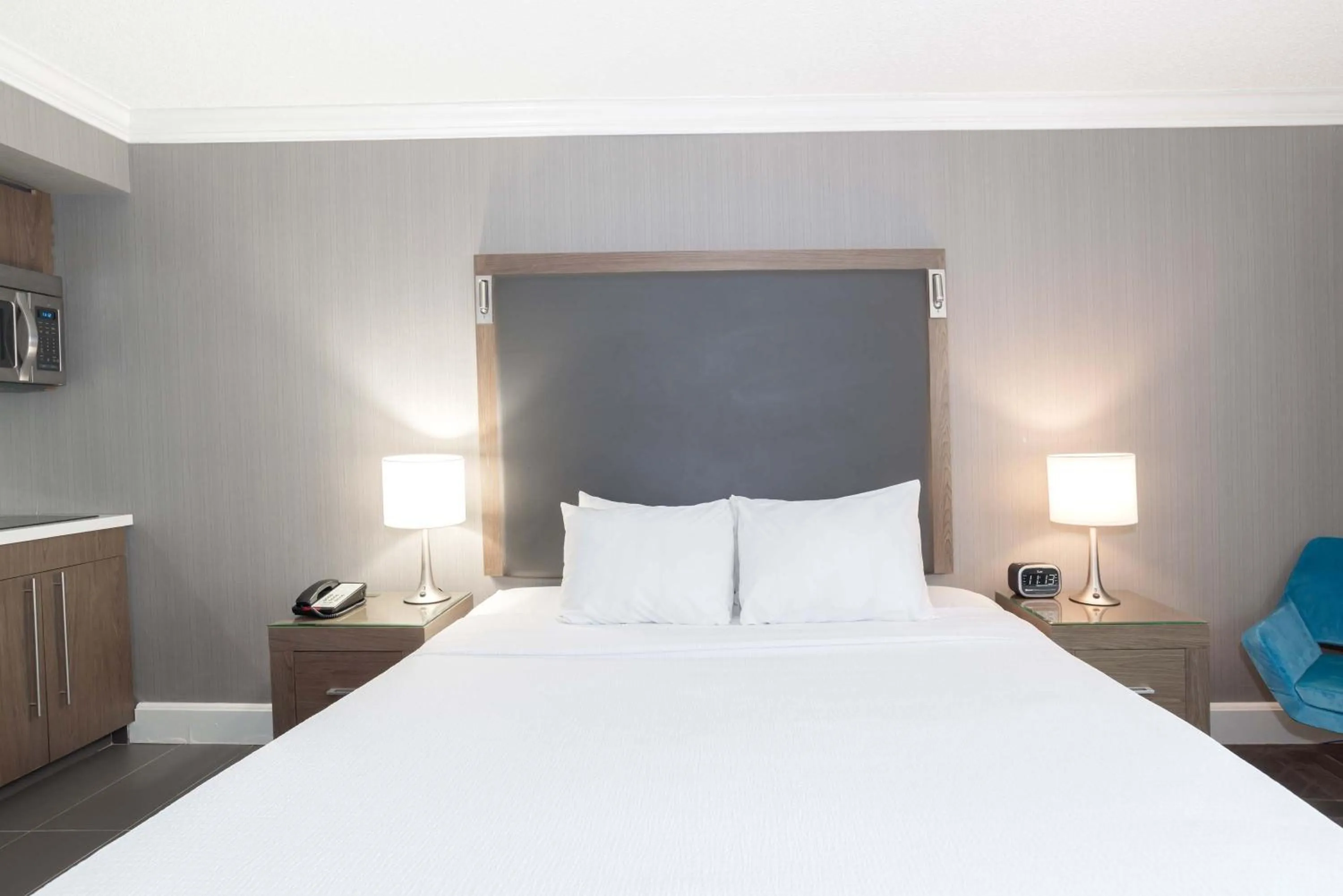 Photo of the whole room, Bed in Sandman Signature Lethbridge Lodge