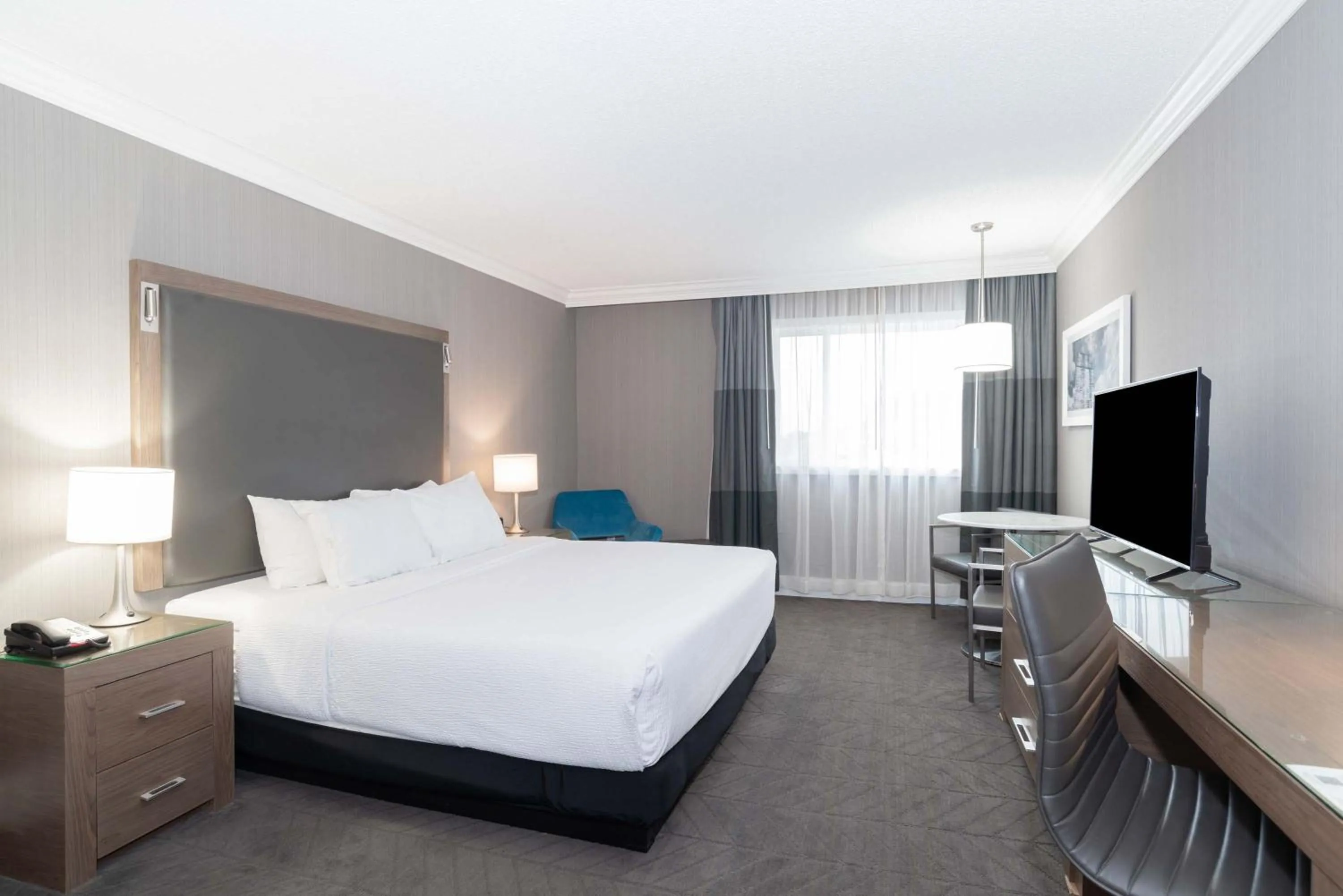 Photo of the whole room, Bed in Sandman Signature Lethbridge Lodge