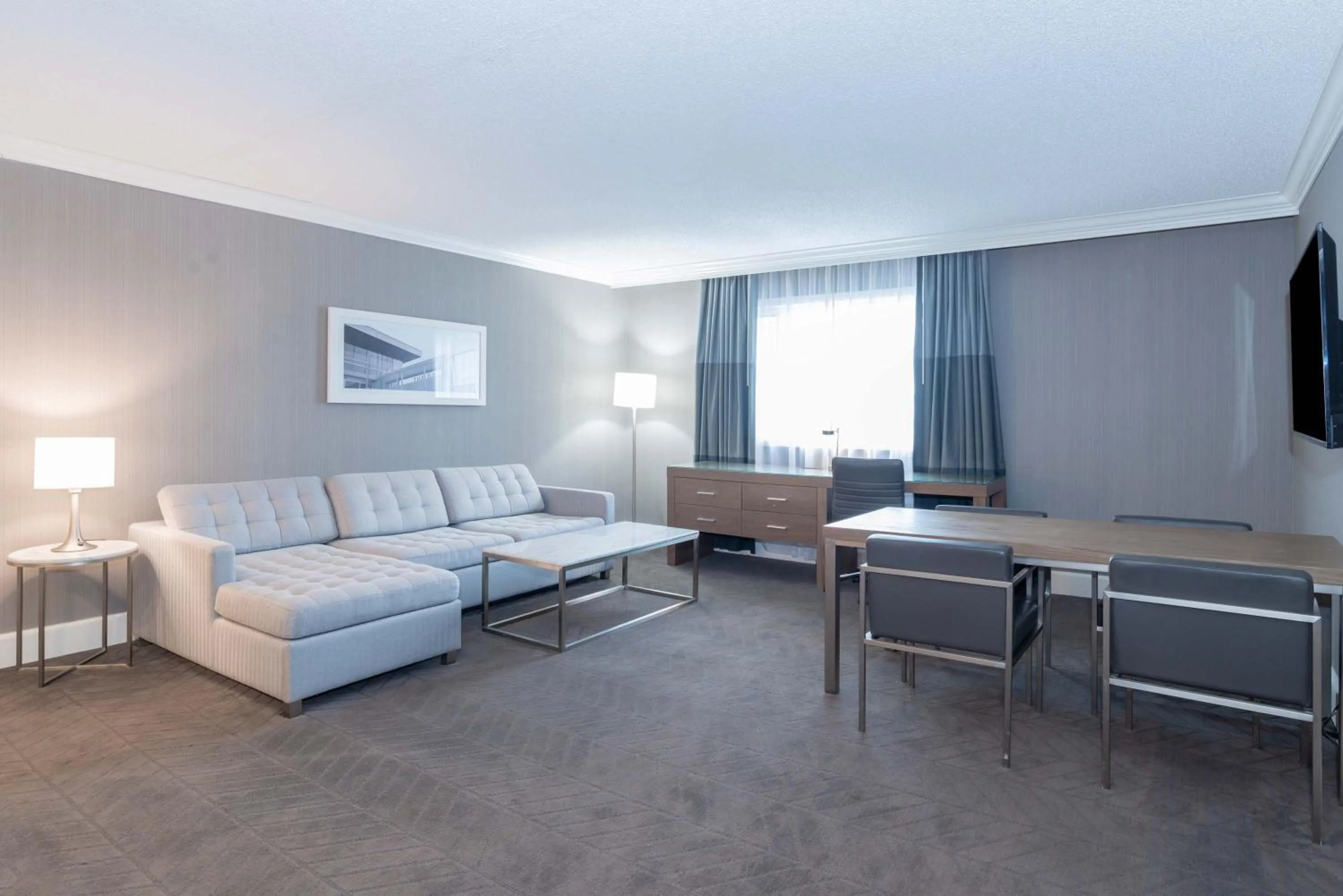 Photo of the whole room in Sandman Signature Lethbridge Lodge