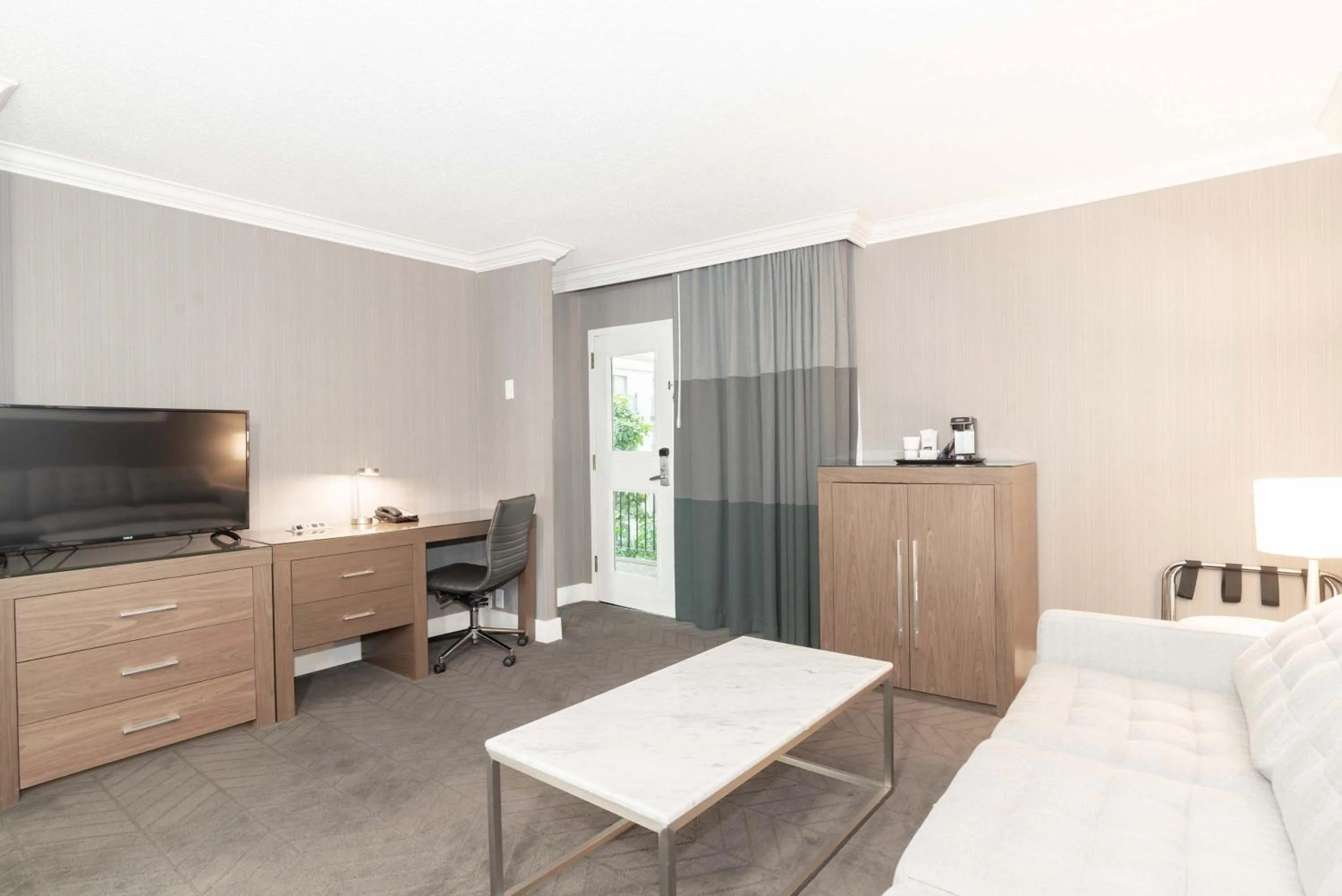 Photo of the whole room, Bed in Sandman Signature Lethbridge Lodge