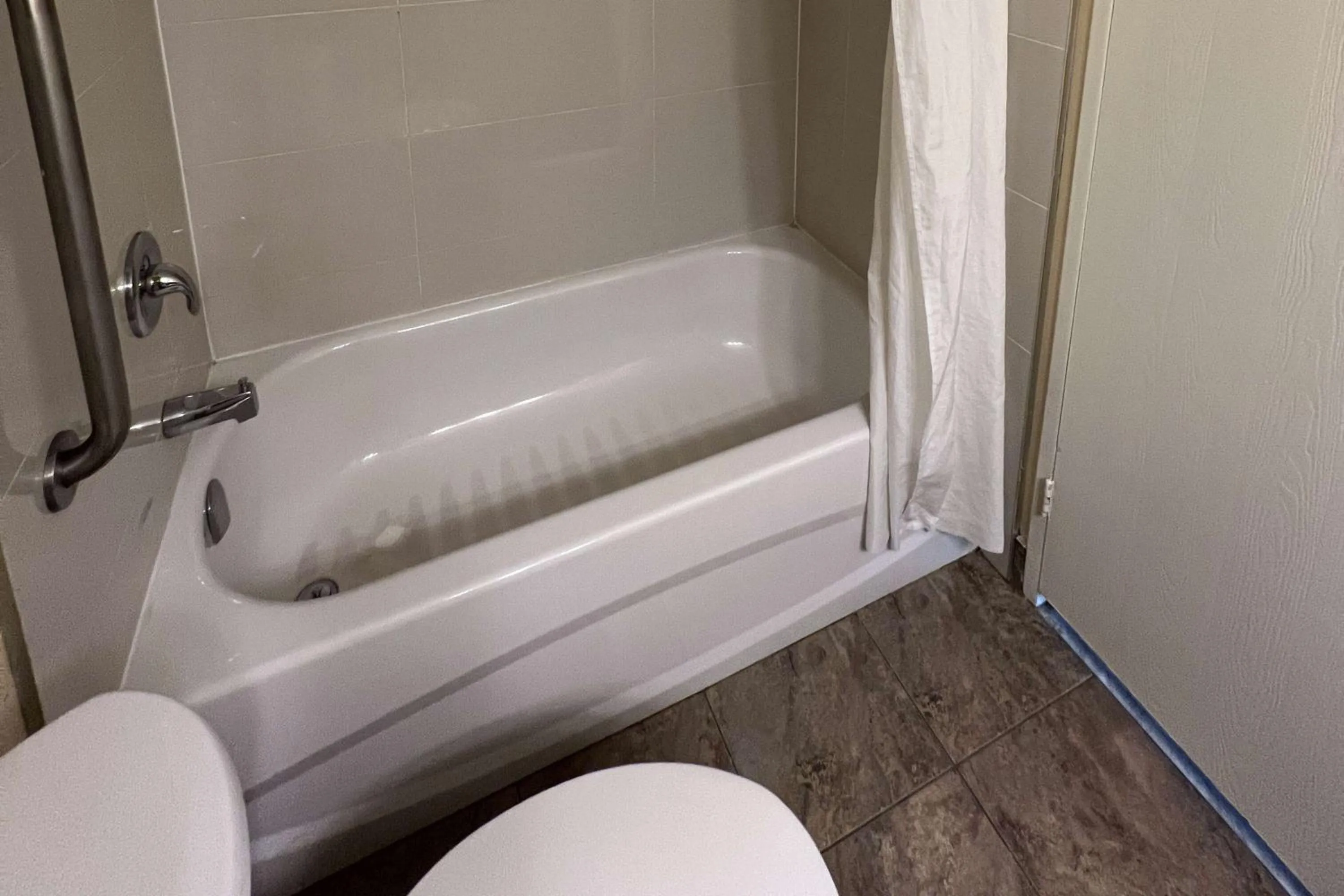 Photo of the whole room in Ramada by Wyndham London