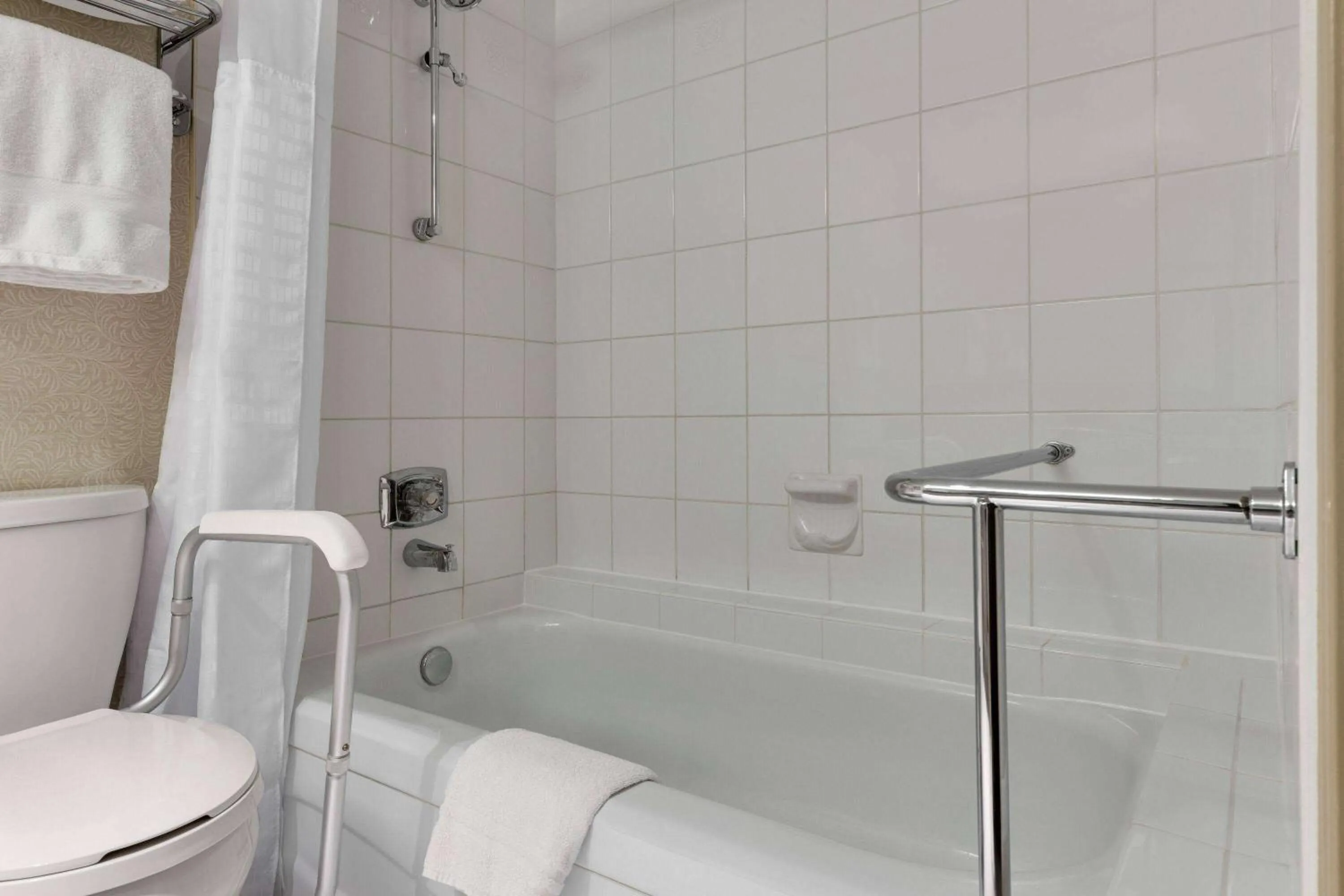 Shower in Wyndham Edmonton Hotel and Conference Centre