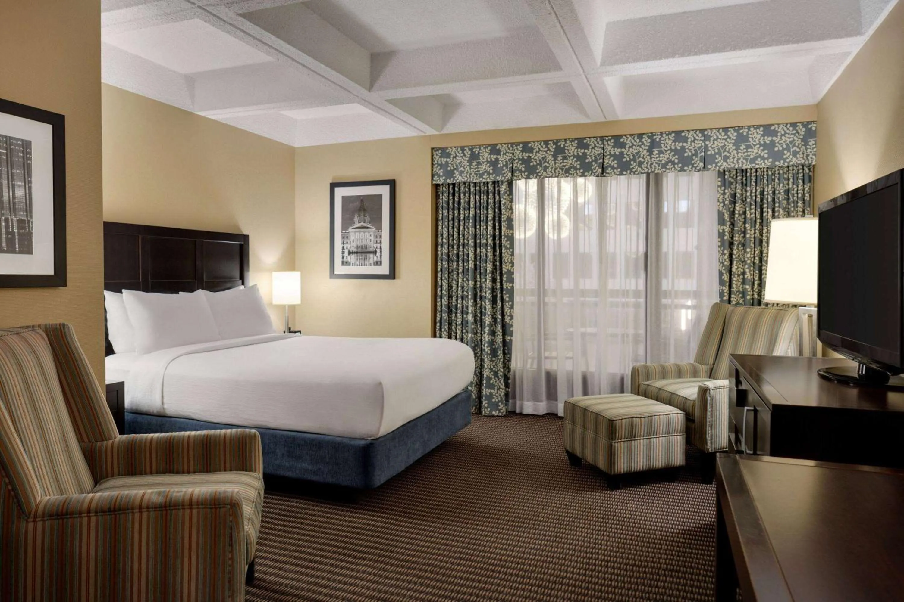 Photo of the whole room, Bed in Wyndham Edmonton Hotel and Conference Centre