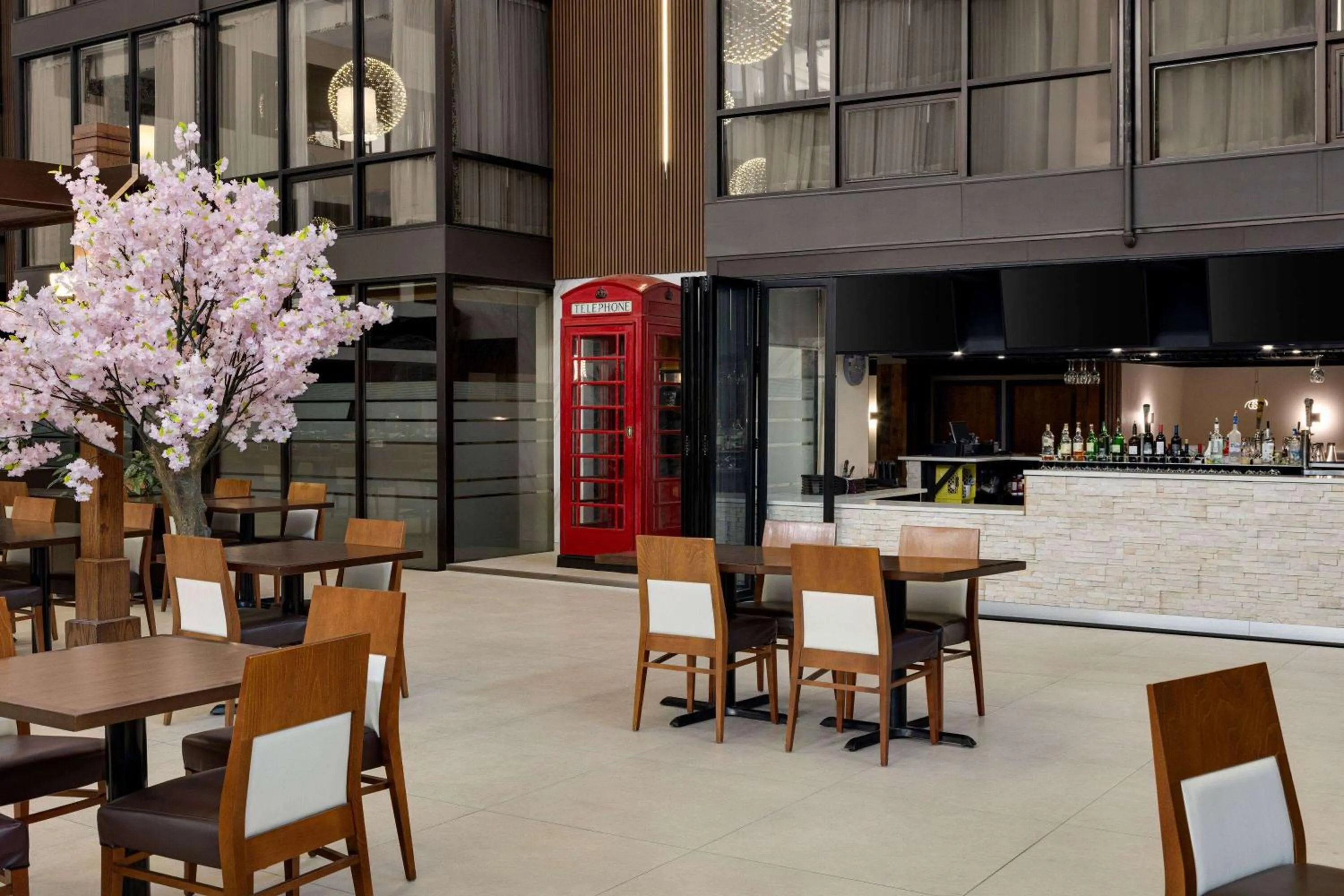 Lounge or bar in Wyndham Edmonton Hotel and Conference Centre