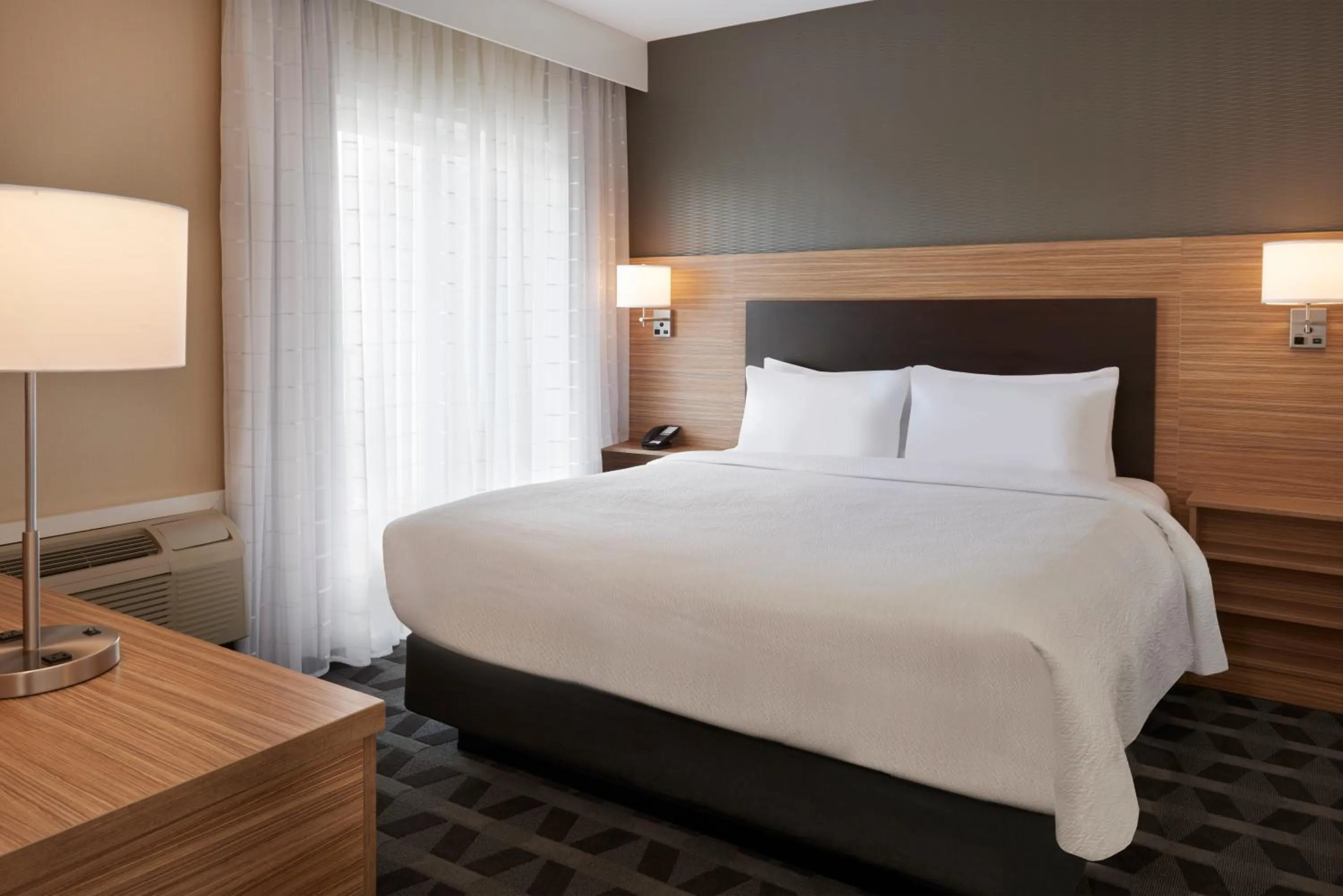 Property building, Bed in TownePlace Suites by Marriott Toronto Oakville
