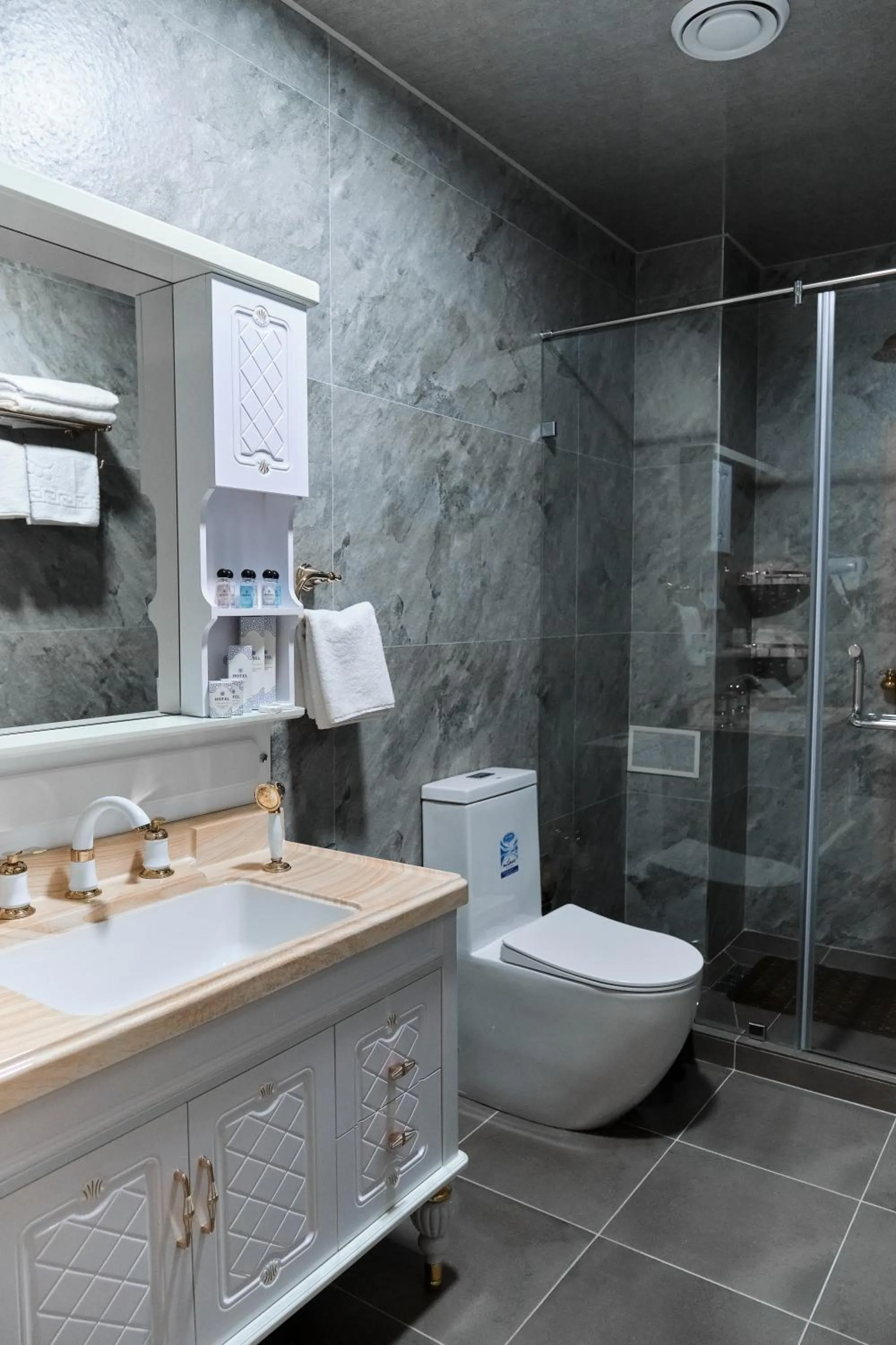 Bathroom in Central Palace Halal Hotel