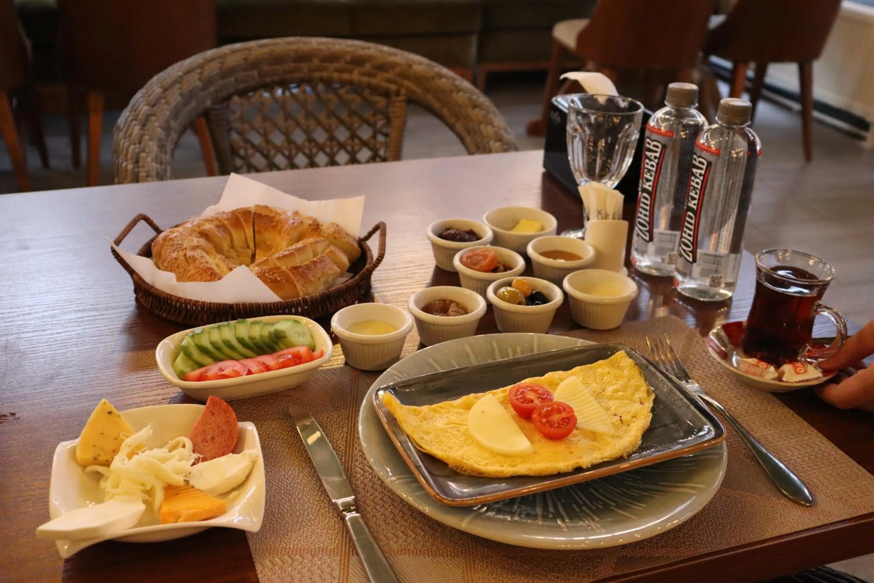 Restaurant/places to eat in Central Palace Halal Hotel