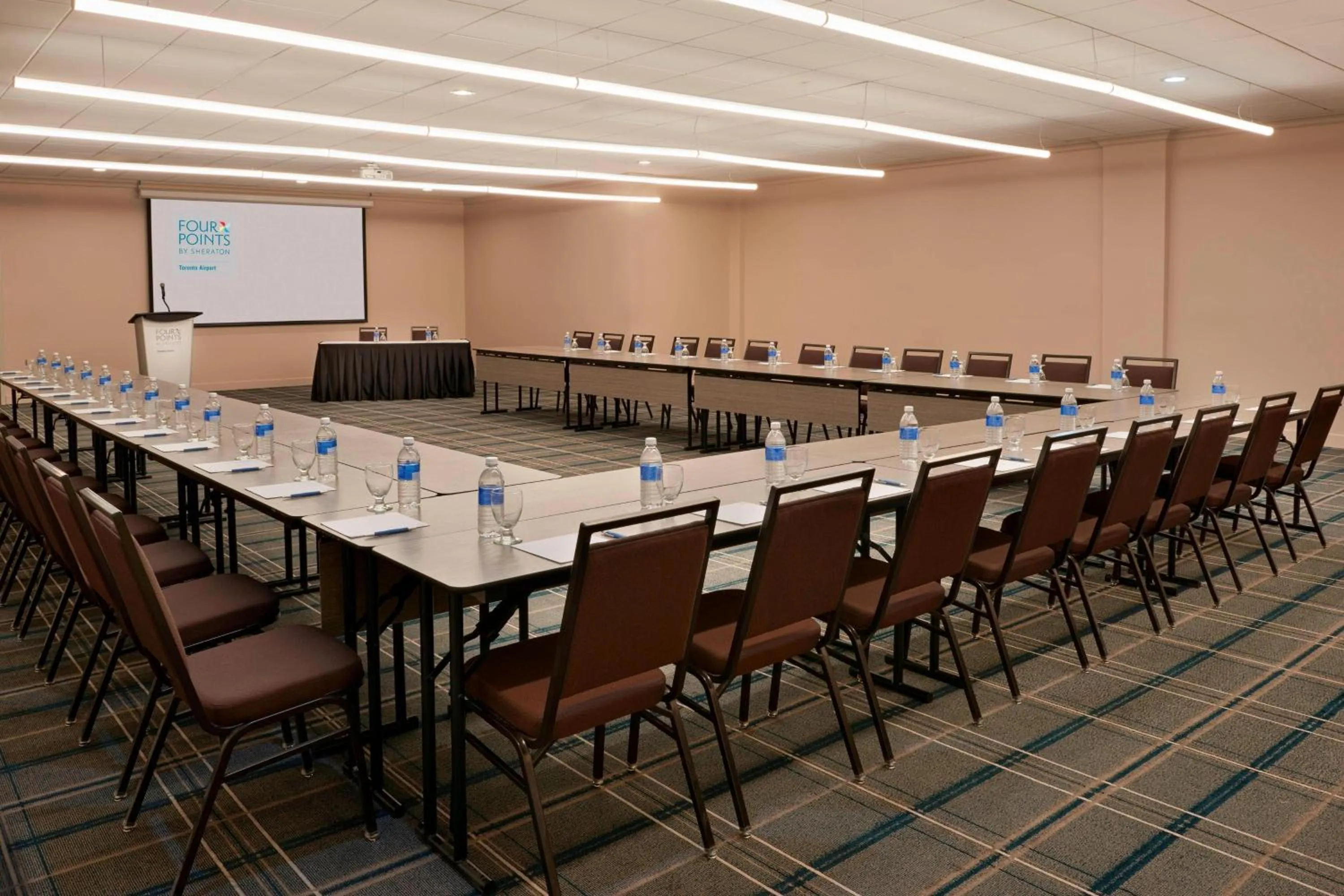 Meeting/conference room in Four Points by Sheraton Toronto Airport