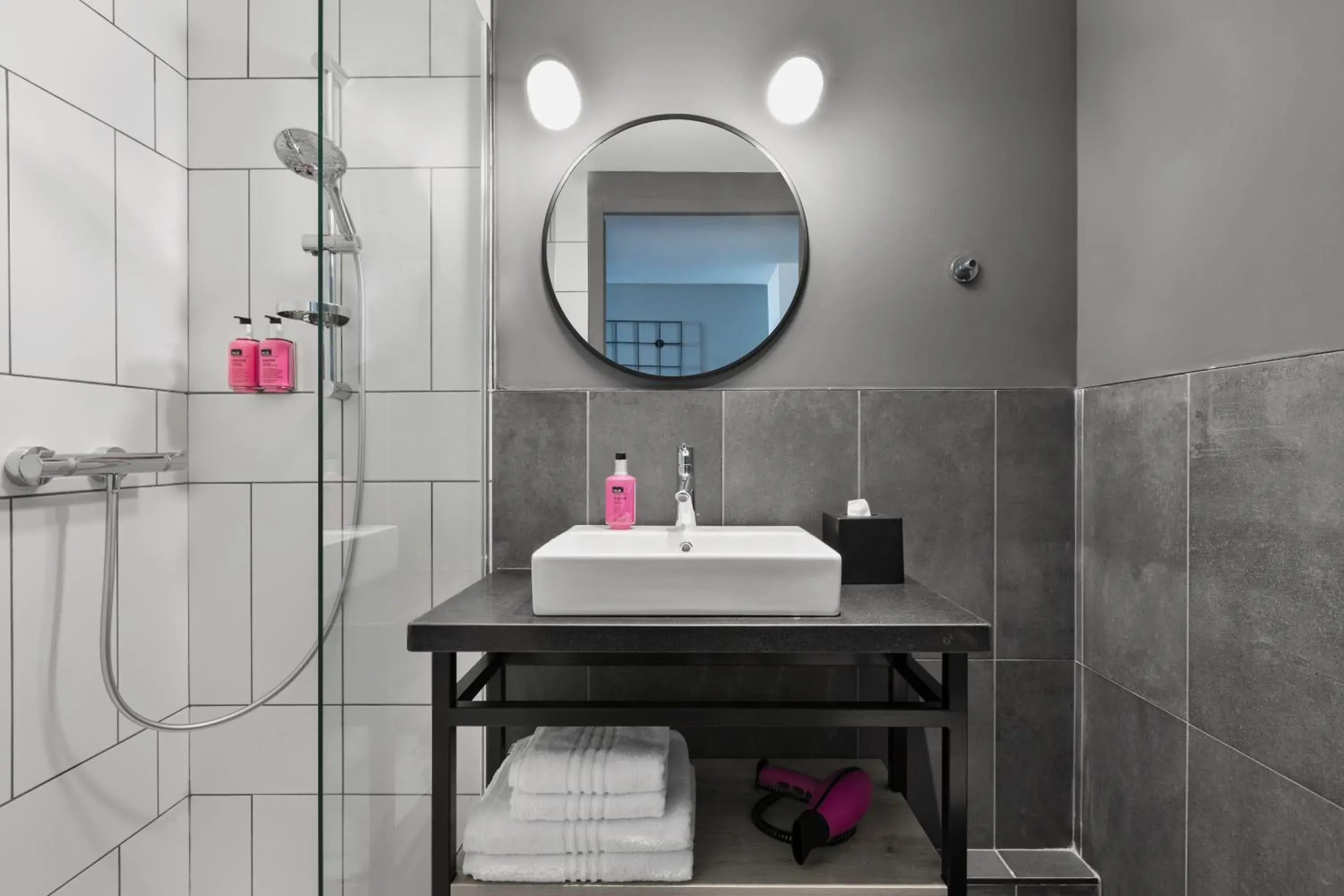 Moxy Sleeper Triple Larger Guest room in Moxy La Ciotat Moxy Sleeper Triple Larger Guest room in Moxy La Ciotat