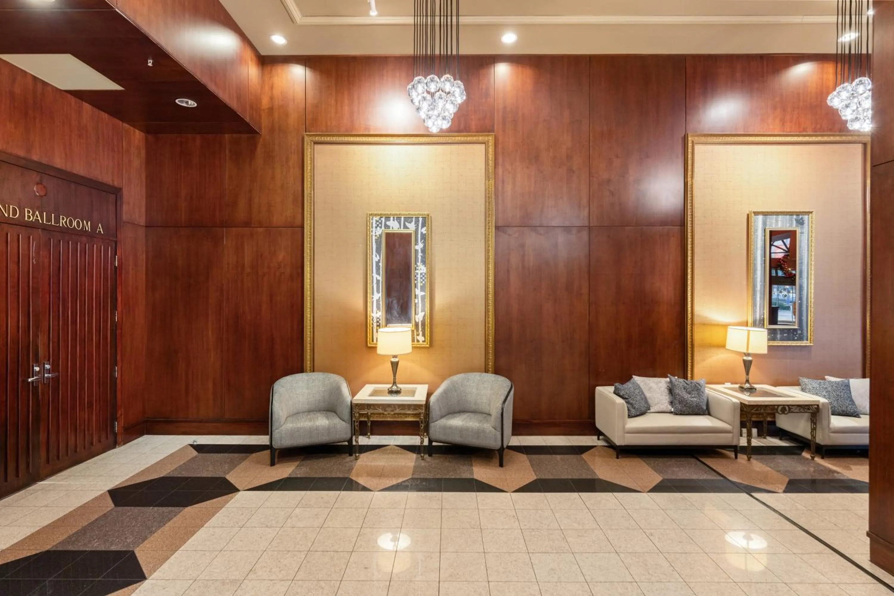 Lobby or reception in Executive Hotel Vancouver Airport