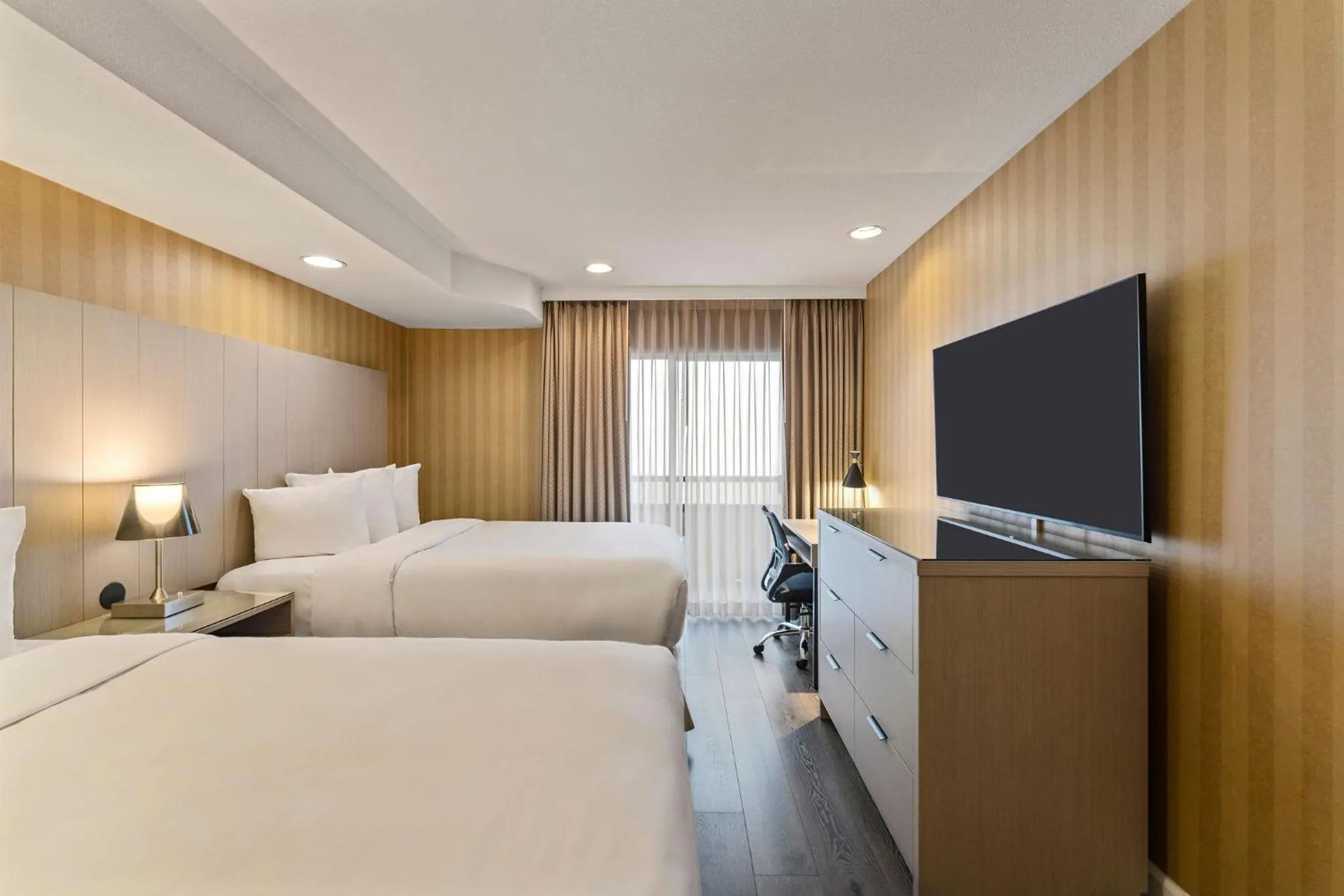 Bed in Executive Hotel Vancouver Airport