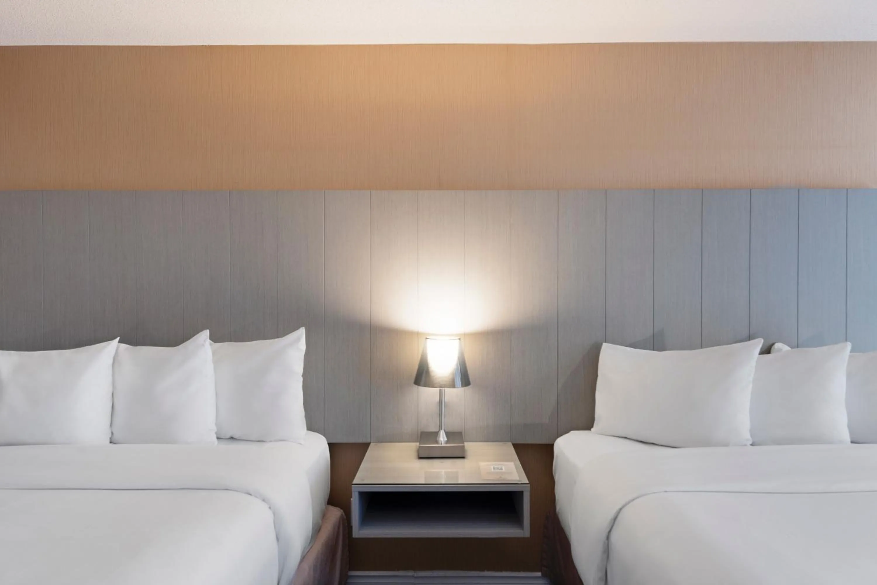 Bed in Executive Hotel Vancouver Airport