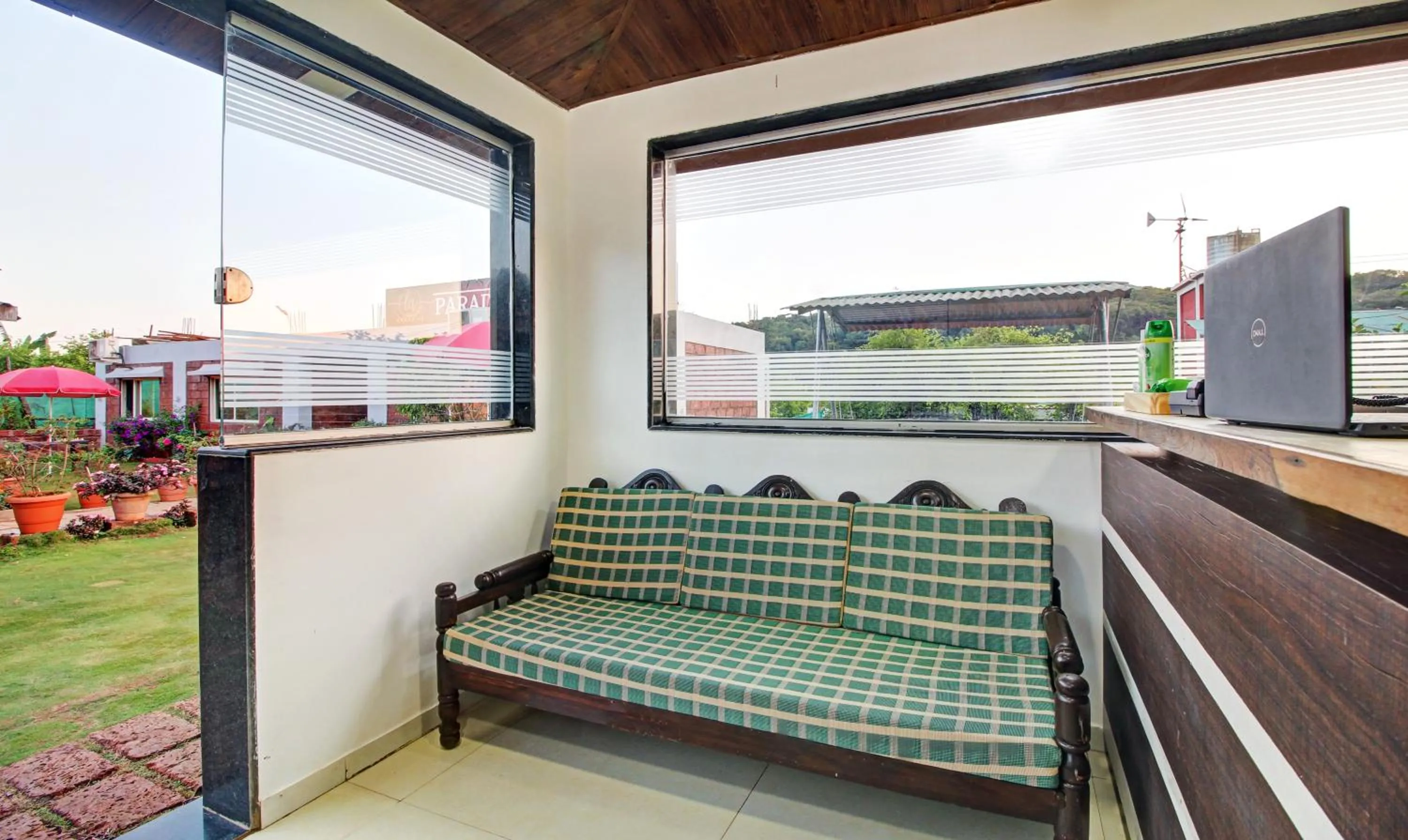 Seating area in Treebo La Paradise