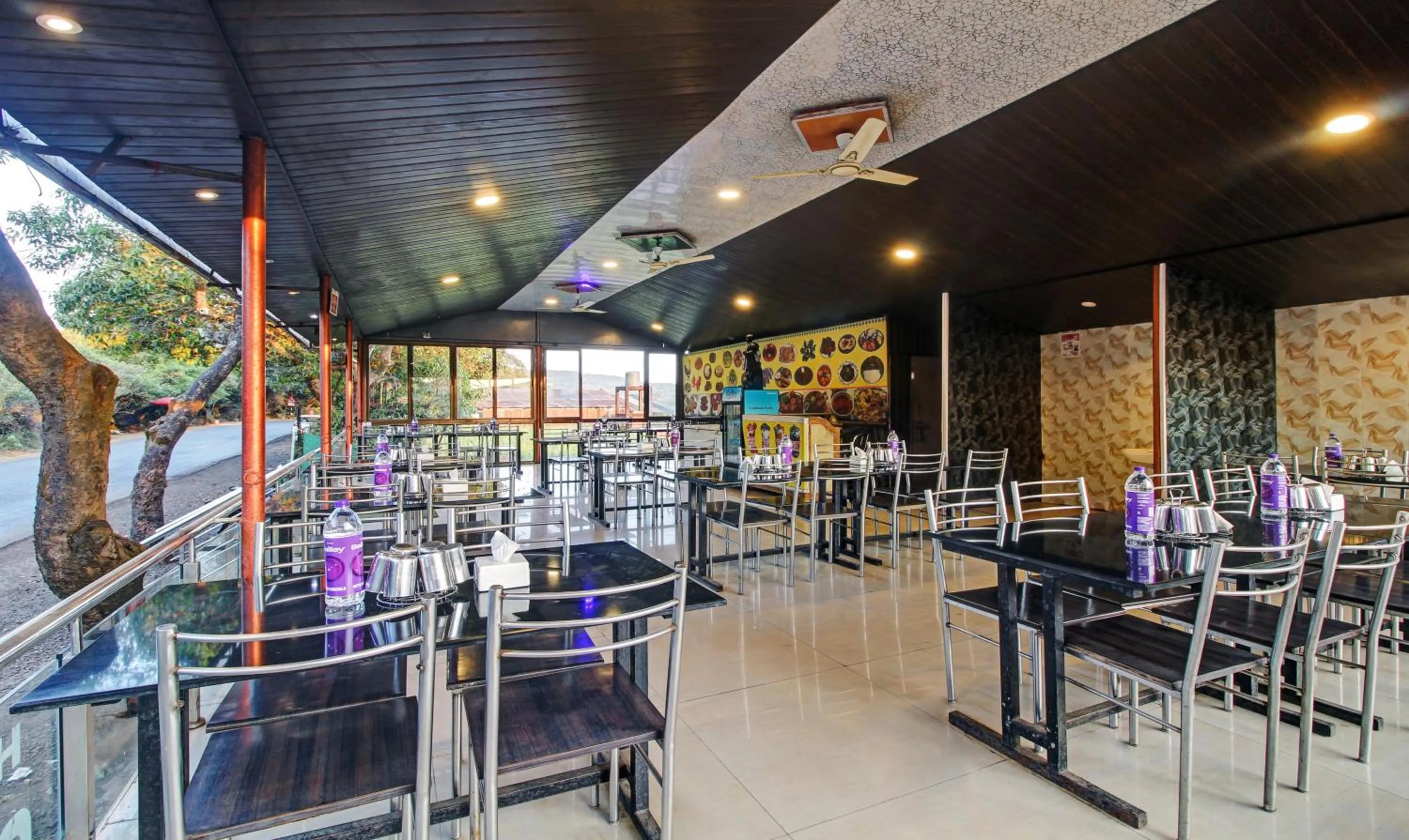 Restaurant/places to eat in Treebo La Paradise