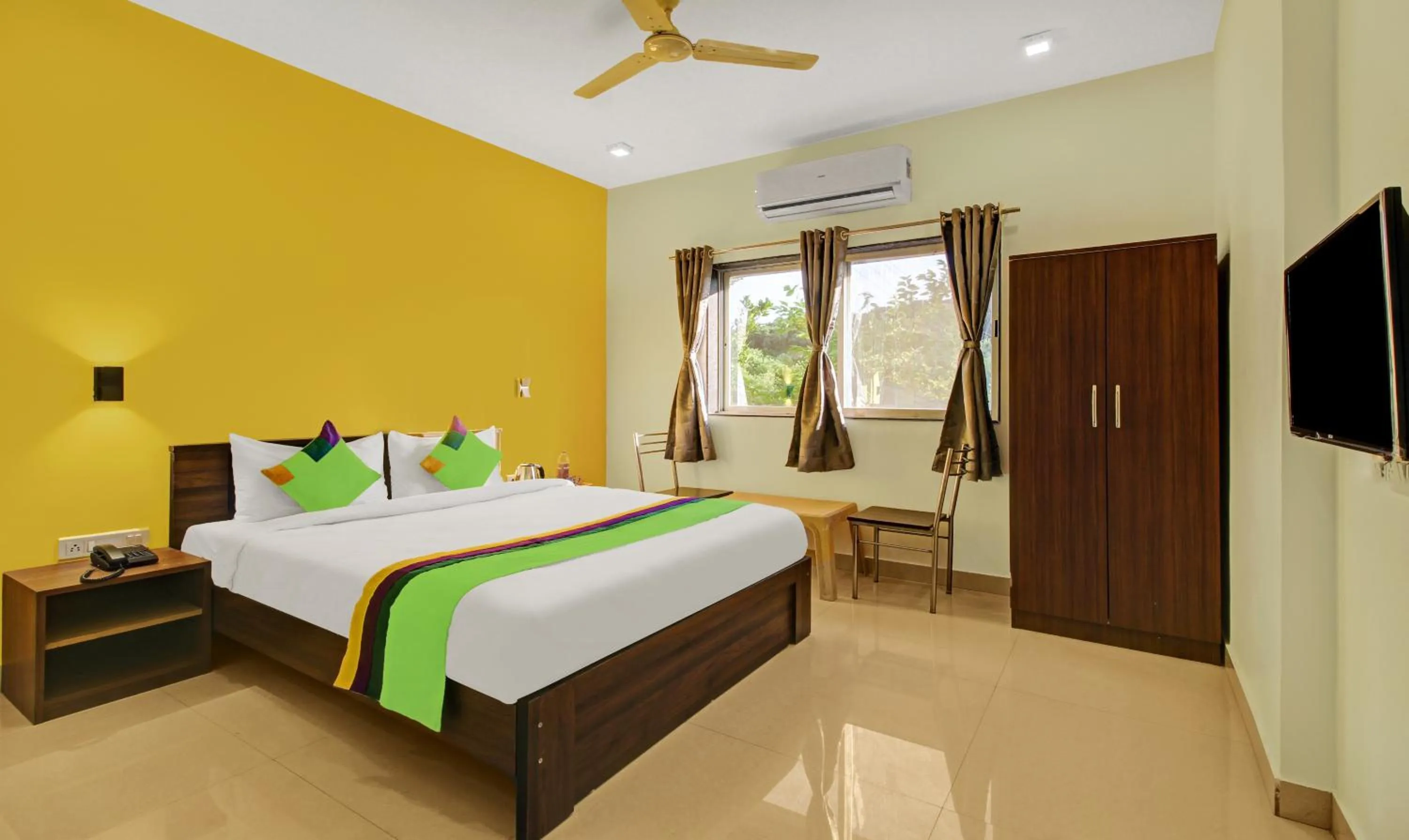 Bedroom, Bed in Treebo La Paradise