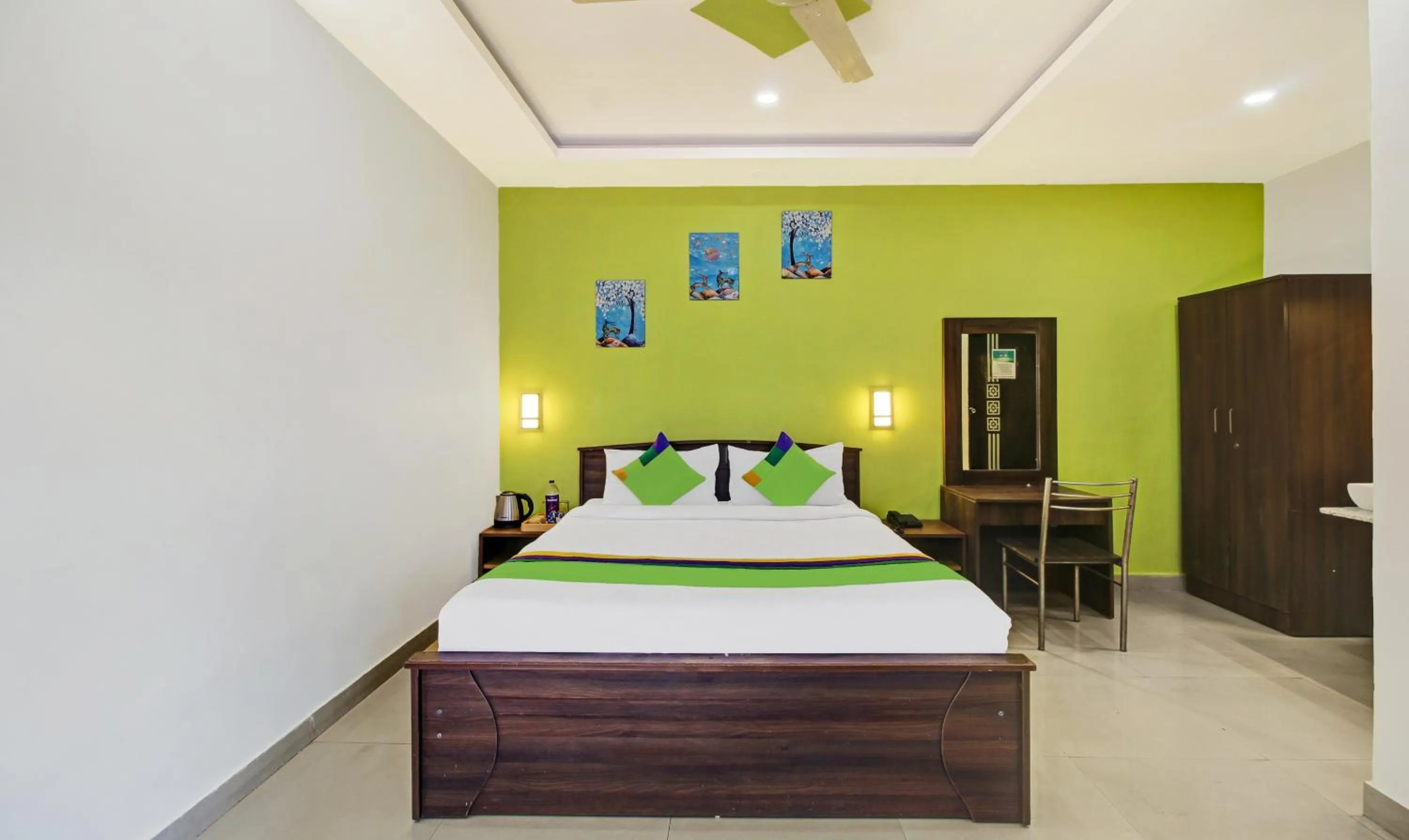 Bedroom, Bed in Treebo La Paradise