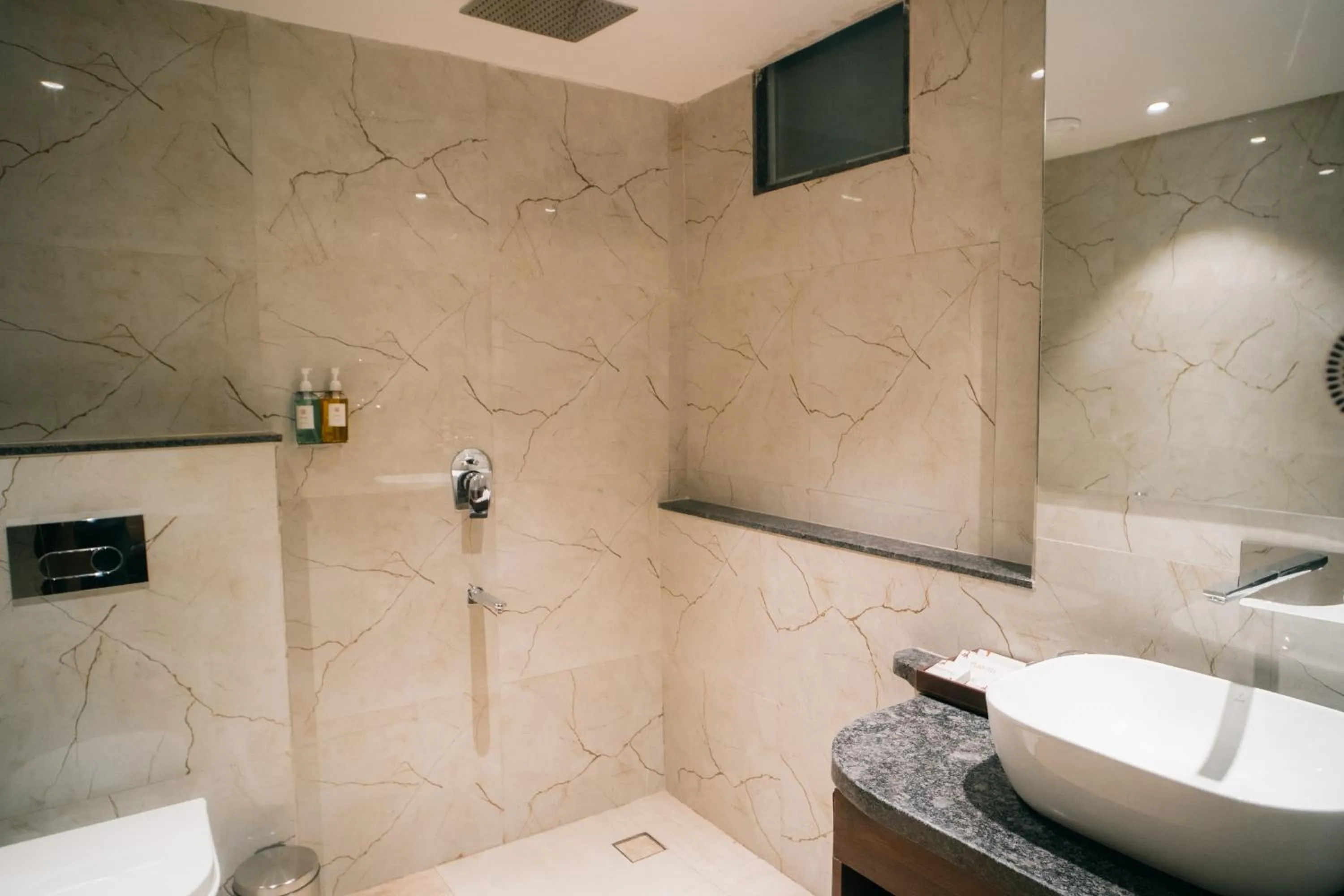 Shower in Playotel Premier Vijay Nagar