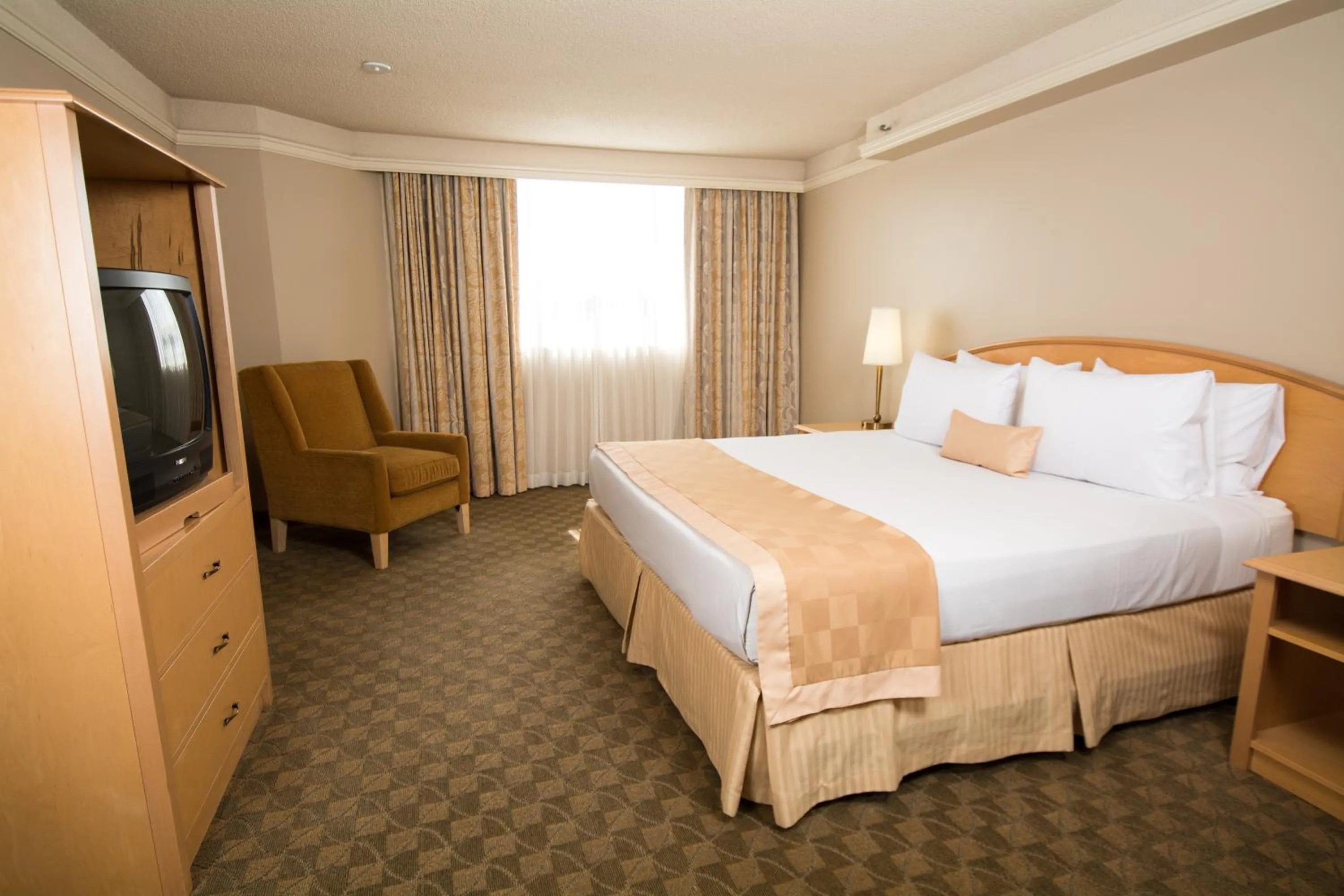 Bed in Edmonton Inn and Conference Centre