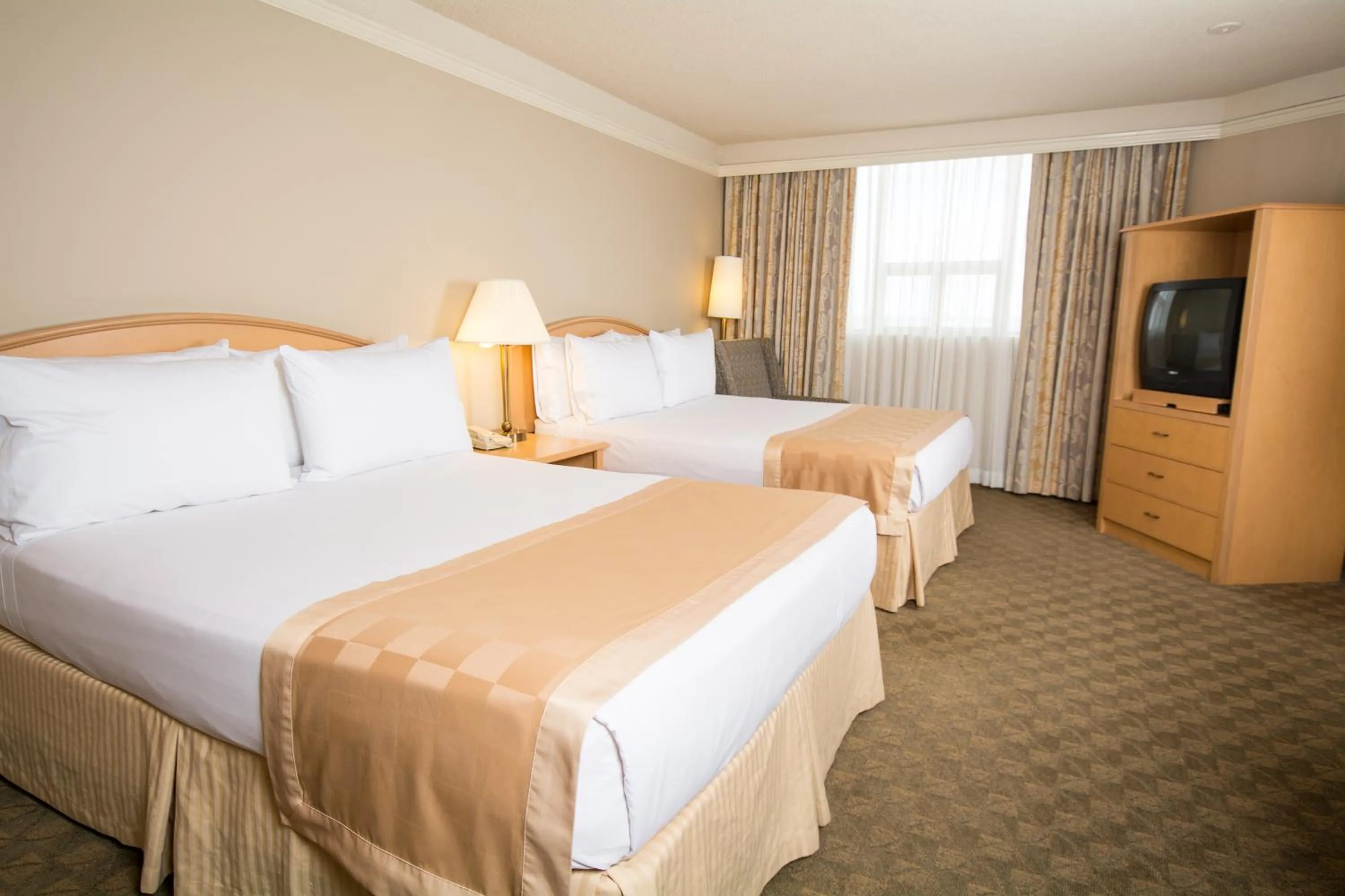 Bed in Edmonton Inn and Conference Centre