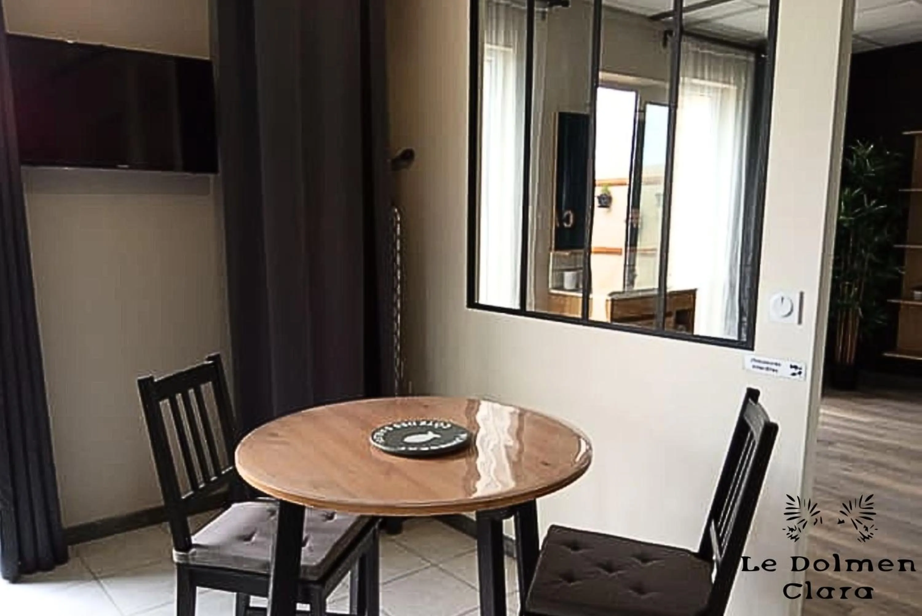 Dining area in La Casa du Dolmen Clara, balnéo privée, entre terre et mer