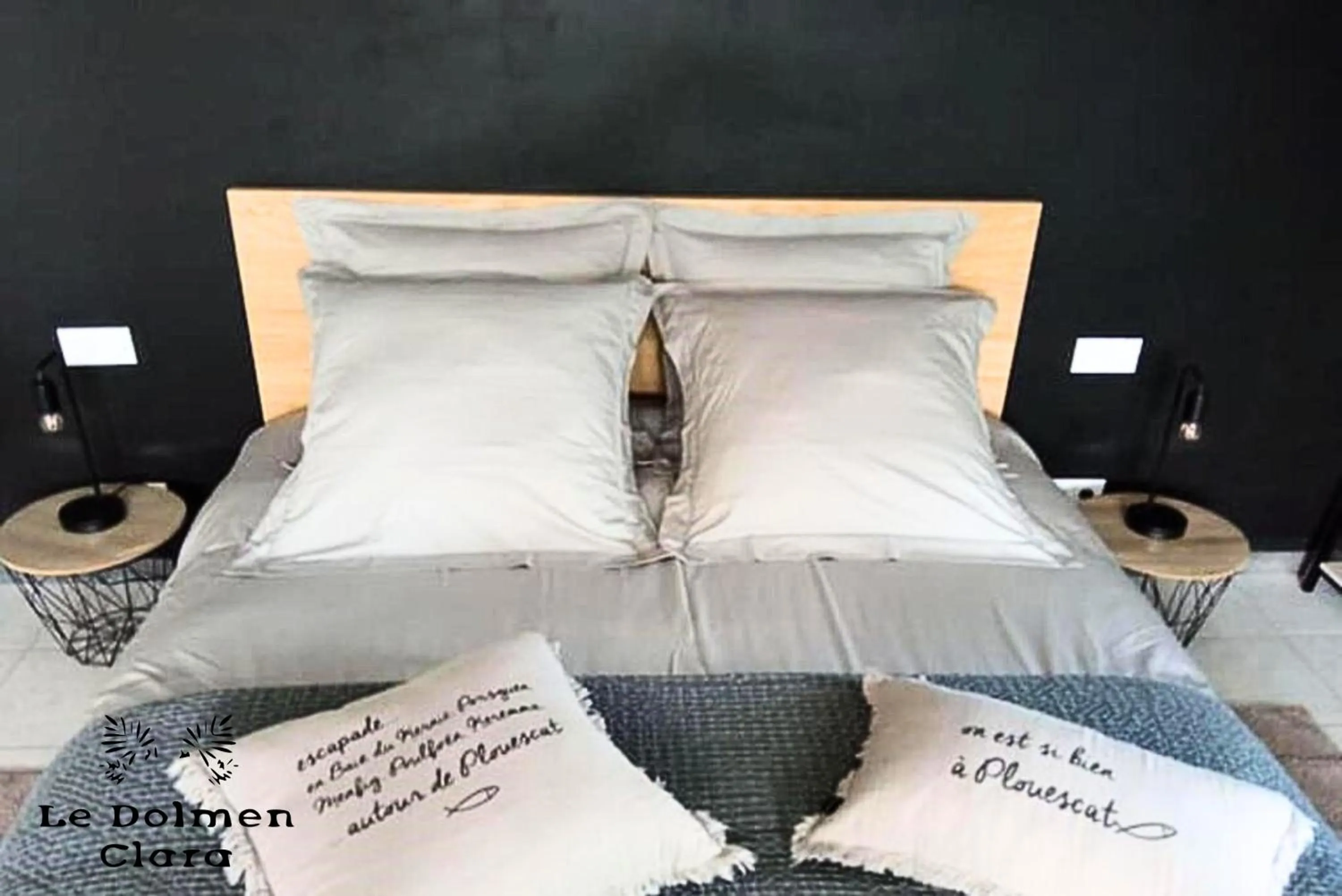 Bedroom, Bed in La Casa du Dolmen Clara, balnéo privée, entre terre et mer