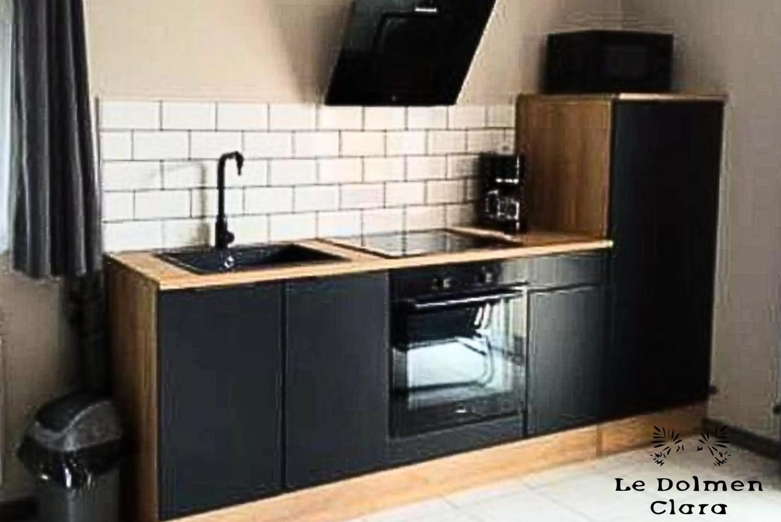 kitchen in La Casa du Dolmen Clara, balnéo privée, entre terre et mer