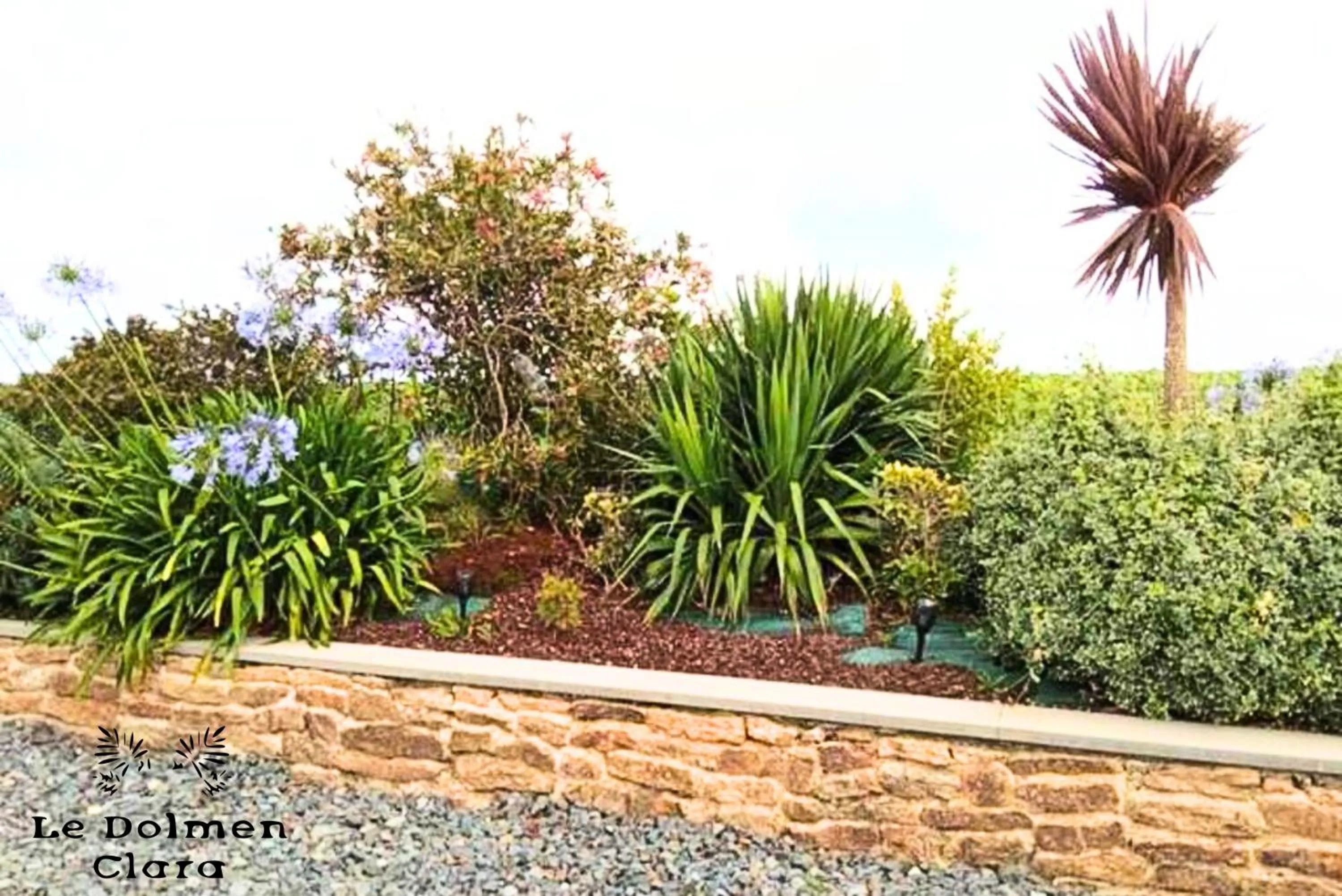 Garden in La Casa du Dolmen Clara, balnéo privée, entre terre et mer