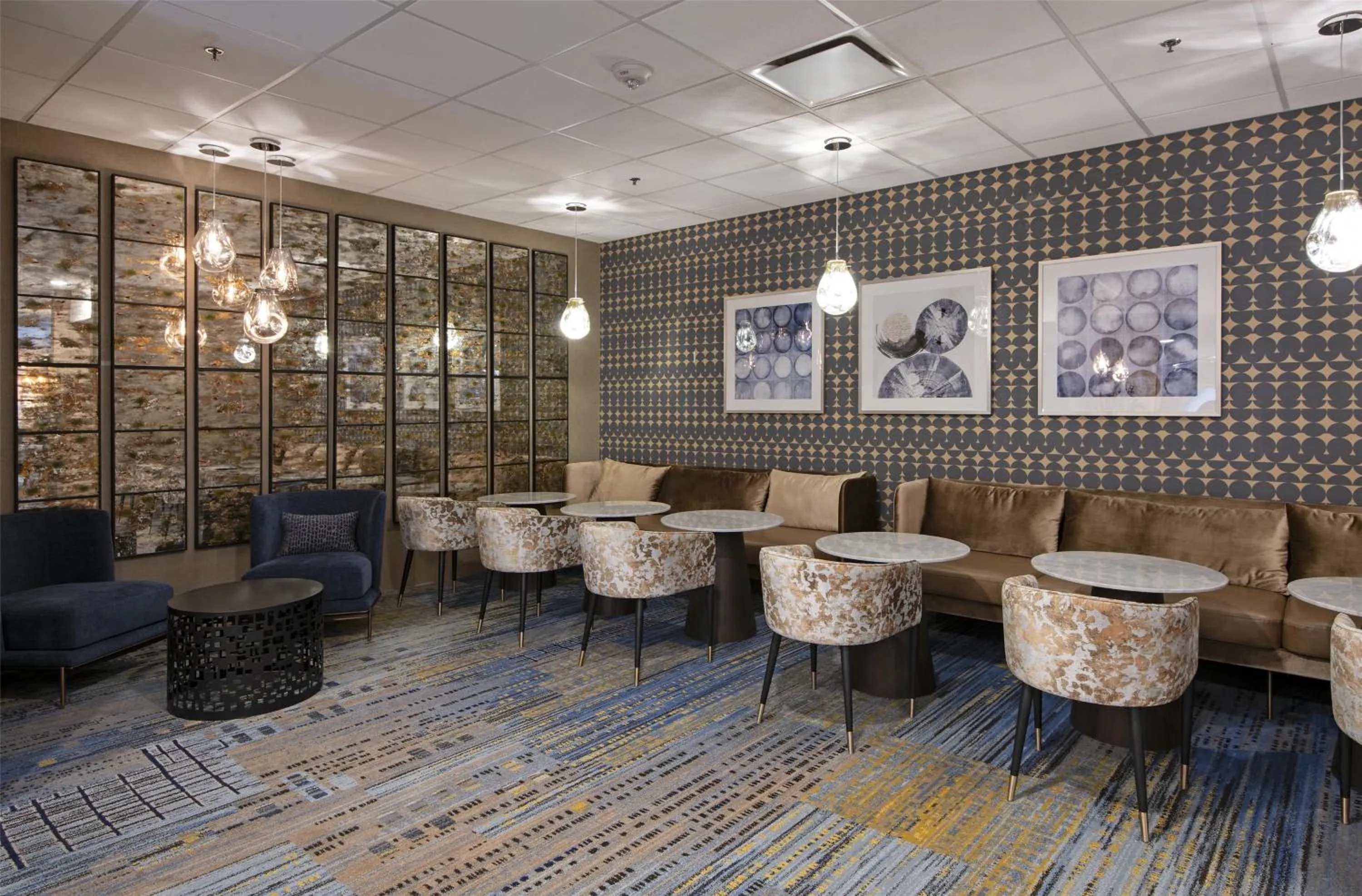 Lounge or bar in DoubleTree by Hilton West Edmonton