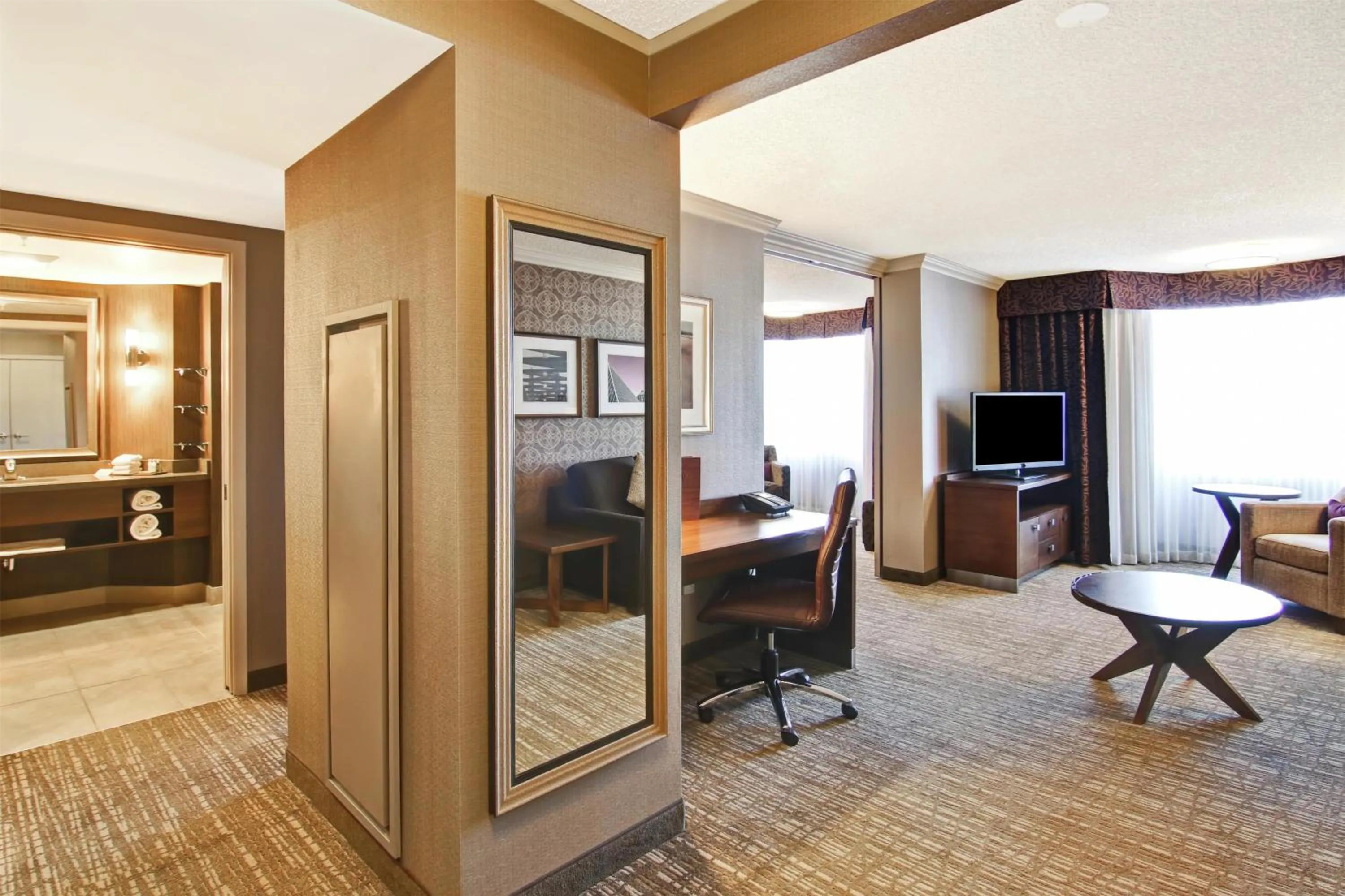 Living room in DoubleTree by Hilton West Edmonton