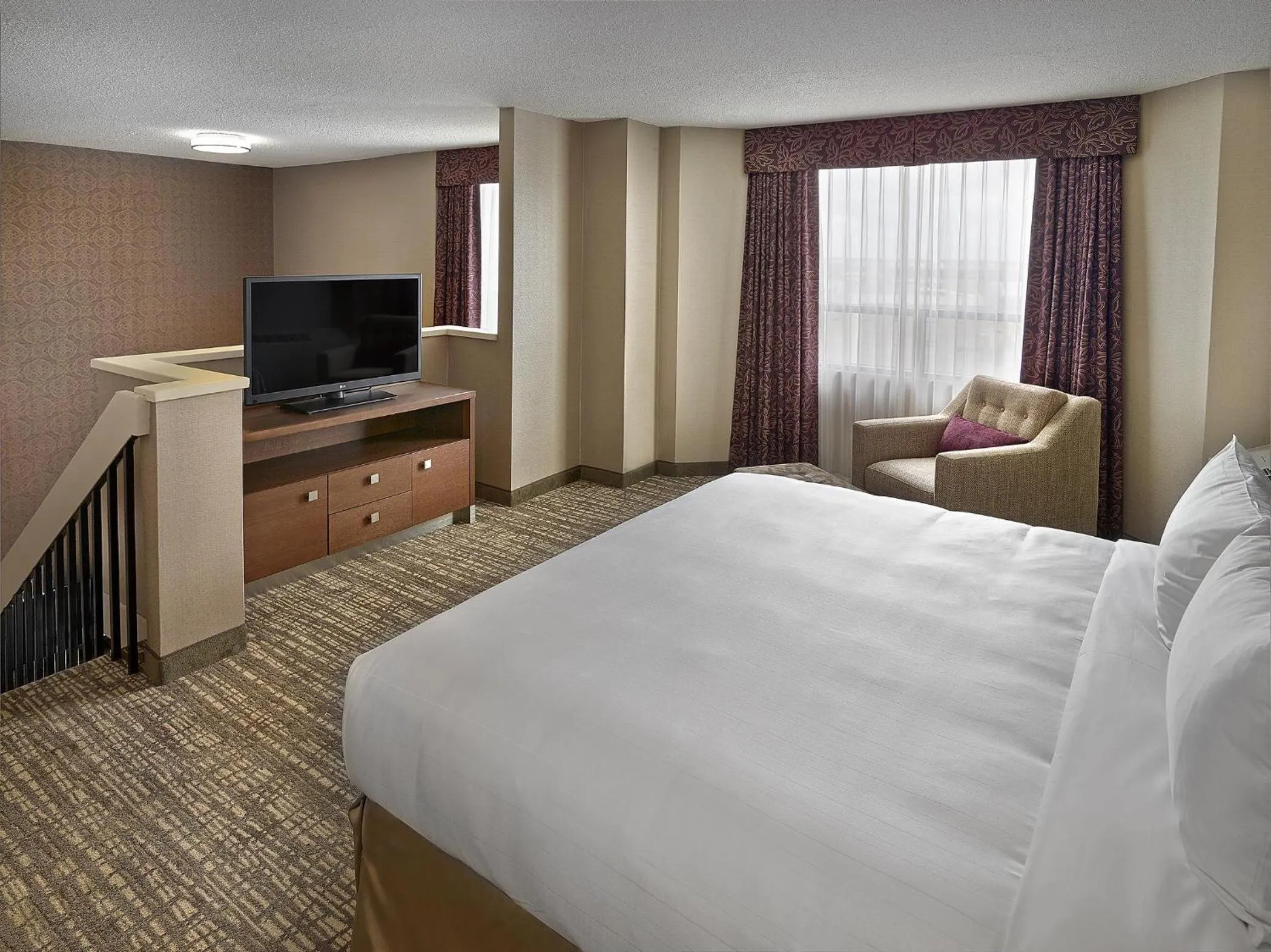 Bed in DoubleTree by Hilton West Edmonton
